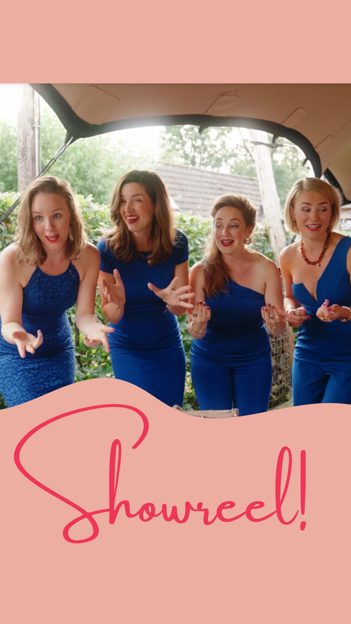 ”Wat dóén jullie nou eigenlijk?”
Die vraag krijgen we regelmatig. En het is nog best lastig in woorden uit te leggen. Want we zijn geen achtergrondmuziek, geen standaard tape-act… Wij zingen vaak tussen de gasten, laten mensen meedoen als dat past, zorgen voor onverwachte ontmoetingen, ontroeren, laten lachen en geven bekende muziek een verrassende vierstemmige twist.
Wij zingen geen liedjes. Wij creëren momenten waar mensen nog lang over napraten. Eigenlijk moet je het gewoon ervaren… Deze showreel geeft een kleine indruk van wat er kan gebeuren als live muziek écht onderdeel wordt van een evenement.
✨ Kijk je mee?
GROTE DANK AAN
@robin_deridder 🎥
@arjenmensinga 🎙️
@boordhuys 🎪
Ps. Benieuwd wat we voor jouw evenement kunnen betekenen? Neem gerust contact met ons op. 🫶🏻
#livezangact #zingen #vocalgroup #zangeressen #showreel