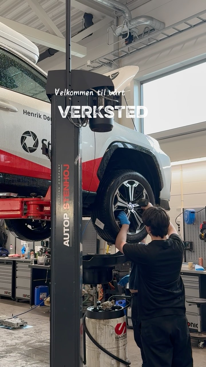 Derfor velger stadig flere merkeverksted 🛠️
Fordi bilen din fortjener folk som kjenner den best!
Hos oss får bilen din service utført av mekanikere med spesialisert kompetanse som sørger for at bilen din får riktig oppfølging ✅
Ved å følge serviceintervallene bidrar du til at bilen holder seg trygg, driftssikker og klar for hverdagen. Samtidig kan små utfordringer oppdages før de utvikler seg til større og dyrere reparasjoner 🚘
Bestill din verkstedtime i dag eller send oss en uforpliktende prisforespørsel. Vi tar vare på din bil ❤️