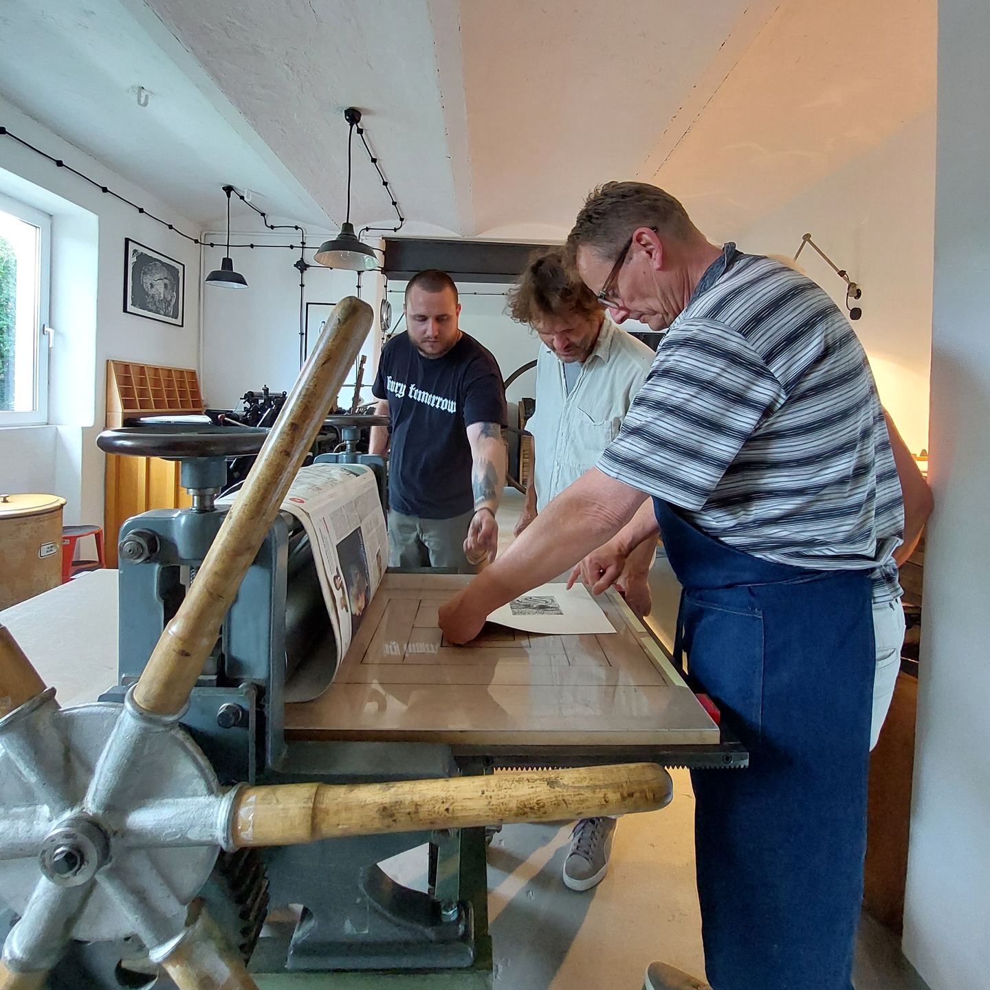 Im Rahmen des heurigen
PRINT - SOMMERS
heißt es in diesem Sommer
„Drucken! Drucken! Drucken!“
denn es werden einige sehr interessante Workshops in diesem Bereich angeboten in denen sich gleichgesinnte Künstler und Künstlerinnen, Kreative und vor allem Druckbegeisterte zum gestalterischen Austausch inmitten historischer Druckmaschinen und Druckerpressen zusammenfinden, um miteinander zu lernen und zu werken. Es wird dazu ein abwechslungsreiches Workshop Programm in Hoch- und Tiefdrucktechniken angeboten.
So kann man die Kunst der KUPFERÄTZUNG|ÄTZRADIERUNG bei PAUL RESCH @pauls.prints erlernen und mit den künstlerischen Möglichkeiten der Technik des mehrfärbigen LINOLSCHNITT bei
PETER ESBERGER @pesbgr
experimentieren.
Außerdem kann – heuer erstmals – die Technik der TYPOGRAPHIE mit vielen vorhandenen Plakatbuchstaben bei THOMAS MAIER
ausprobiert und umgesetzt werden.
Vielleicht lässt man sich aber auch erst in die Grundkenntnisse des HOCHDRUCK
von JOSEF FÜRPASS @joseffuerpass
EINFÜHREN und erarbeitet dabei druckgrafische Unikate oder aber man schnuppert in das historische Handwerk des BUCHDRUCK.
Als Höhepunkt wird – ebenfalls heuer zum ersten Mal – die Drucktechnik des
JAPANISCHEN FARBHOLZSCHNITT MOKUHANGA mit
RENATA DARABANT
@rena_rains
in einem viertägigen Workshop angeboten, dessen Ziel es ist, ein vertieftes Verständnis zu entwickeln und Mokuhanga als nachhaltige, zeitgenössische Druckform in das eigene künstlerische Schaffen zu integrieren.
Zum Drüberstreuen kann man beim PORTRAITMALEN in Altmeisterlicher Technik bei ERIKA EBNER
@mag.art.erika.ebner
mit nur drei Farben eine ganze Welt erschaffen!“.
Kontaktaufnahme und Infos:
www.druck-kunst-werkstatt.at
Wir freuen uns sehr auf dich und die
gemeisame kreative Zeit! 😍
Freue du dich auf das
einzigartige Flair in unserer
DRUCK KUNST WERKSTATT! 😍
Siehe auch:
https://www.kulturvernetzung.at/de/druck-kunst-werkstatt
@kulturvernetzung_noe
#druckkunst #hochdruck #print #printpress #analoglove #workshop #linolschnitt #holzschnitt #buchdruck #mokuhanga #baderlach #japanischerfarbholzschnitt #renatadarabant #tiefdruck #ätzradierung