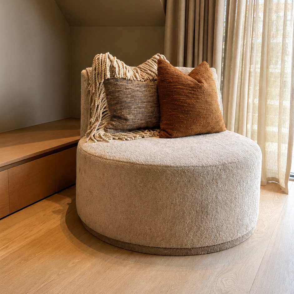 Meet GUETAN — our sculptural swivel chair, designed to turn heads from every angle.
Soft curves, generous comfort and effortless movement.
#elixhome #GuetanChair #SwivelChair #InteriorDesign #StatementFurniture