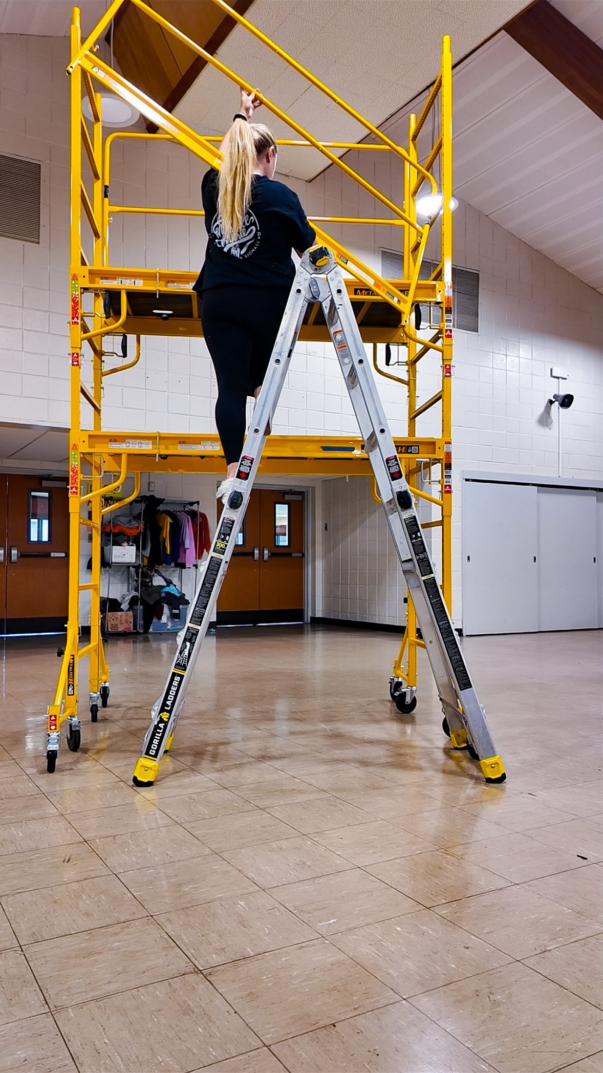 Can’t build anything with Legos, but I can build a double level scaffold by myself 🤘🏻one thing about me is I’m always gonna figure it out 🤪
•
@metaltechscaffold ✨
•
#murals #metaltechscaffolds #muralist #schoolmurals