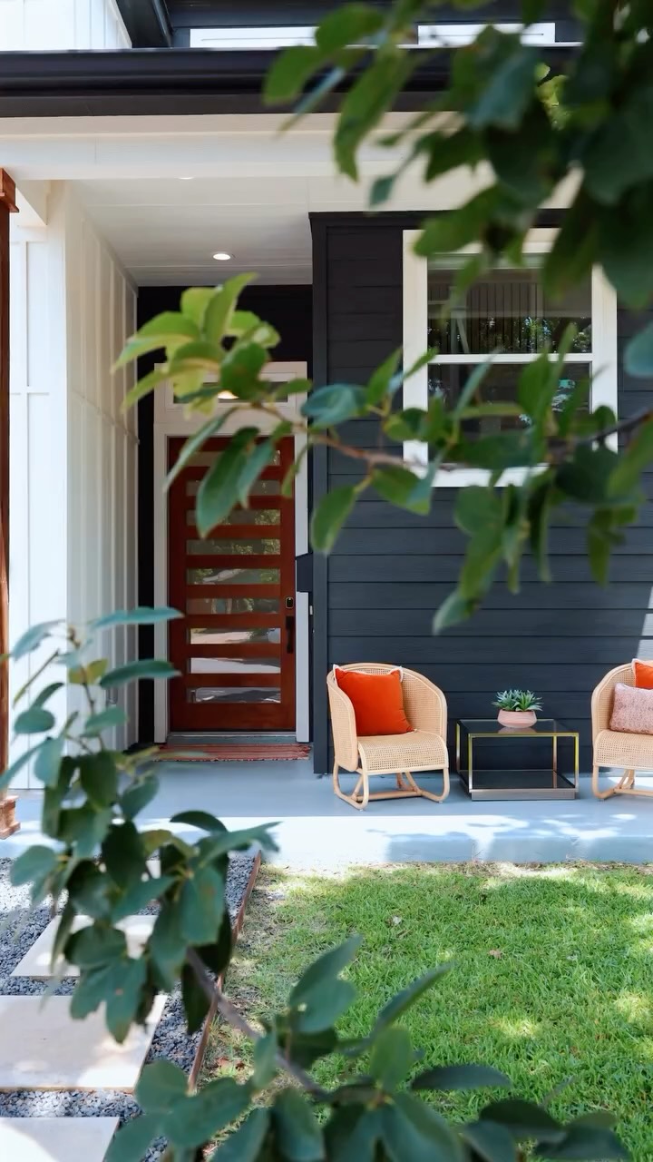 Good light always makes a difference.
8315 Hathaway Drive had plenty of it, along with clean design, warm finishes, and a layout that moved really well on video.
Captured in North Wooten for @roots_residential_group
