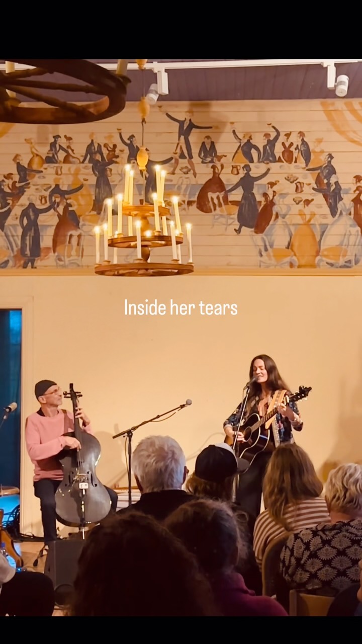 A sweet sentimental moment playing a song of mine written in Rishikesh at 19 years old. - Inside Her Tears.
At @sillegarden last week with @kalyanmitto ❤️
#songsasmemories
#celloguitarduo
#singersongwriter
#farmconcertvibes