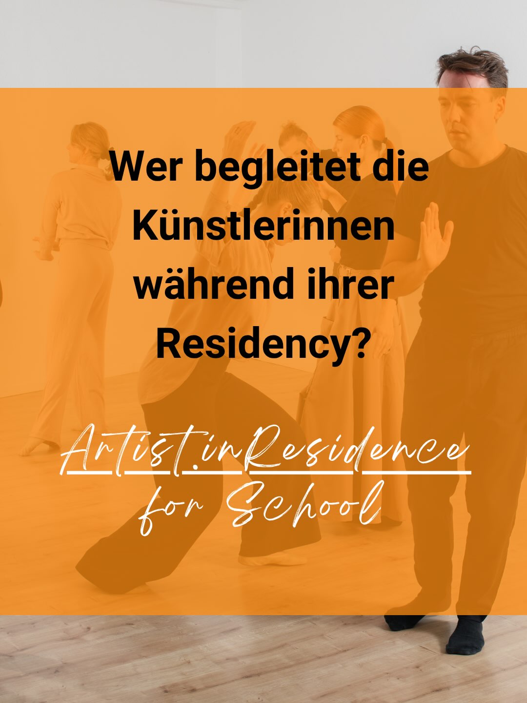 Während der Residency in Bonn werden unsere beiden Künstlerinnen von drei Coaches des Vereins Eventeurythmie begleitet. Sie bringen unterschiedliche Erfahrungen aus ihrer eigenen künstlerischen Praxis mit und begleiten die Entstehung der beiden Werke.
In diesem Beitrag stellen wir euch die drei Coaches vor.
In den nächsten Wochen nehmen wir euch weiter mit durch die Residency und zeigen, wie sich die beiden künstlerischen Arbeiten Schritt für Schritt entwickeln.
EURYTHMIE
EVENTEURYTHMIE
KUNST
KÜNSTLERISCHEENTWICKLUNG
GEMEINSCHAFT
ENTWICKLUNG