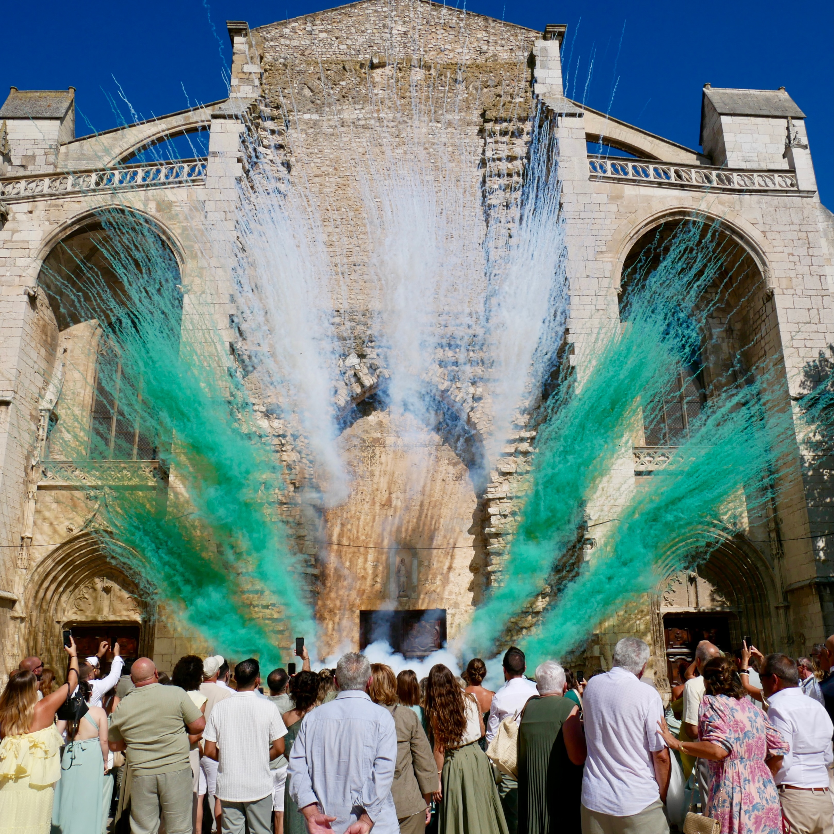 Une sortie de cérémonie spectaculaire à la basilique Sainte-Marie-Madeleine de Saint-Maximin-la-Sainte-Baume 💚🤍
Un magnifique éventail de fumées colorées pour accompagner ce moment unique et offrir aux mariés comme à leurs invités un souvenir inoubliable.
📸 Merci à @nature_en_resine pour cette superbe photo !
#PoudredEclatEvents #FeuxDeJour #FuméesColorées #Mariage SortieDEglise SaintMaximin BasiliqueSaintMaximin MariageProvence WeddingInProvence