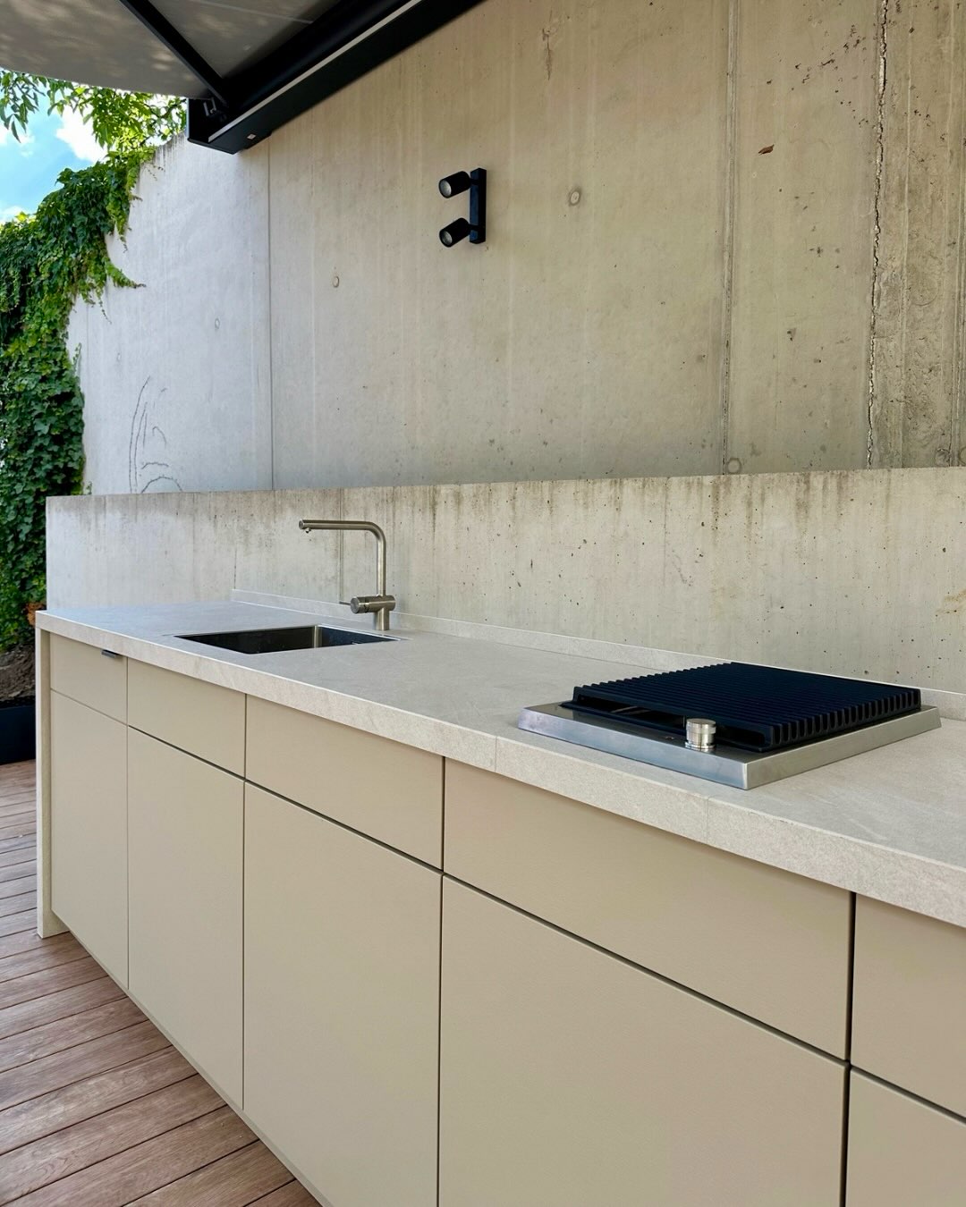 Venkovní kuchyň Cubic a naše další letní realizace v jedné pražské zahradě.🌳☀️
A až bude osázený záhon v rámci zadní betonové zdi, bude to 👌🌷
@cubicoutdoorliving
#venkovnikuchyne #venkovnikuchyn #zahradnikuchyne #zahrada #braaiwithus