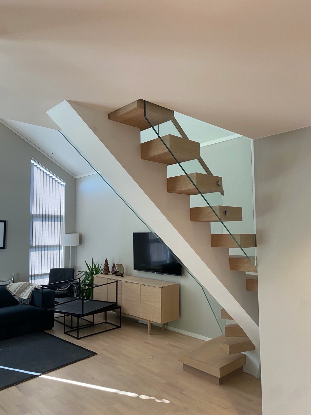 Perfect-fitting bent steel construction staircase to a loft 👌
#stairsdesign #woodwork #modernstairs #loftdesign #trapp