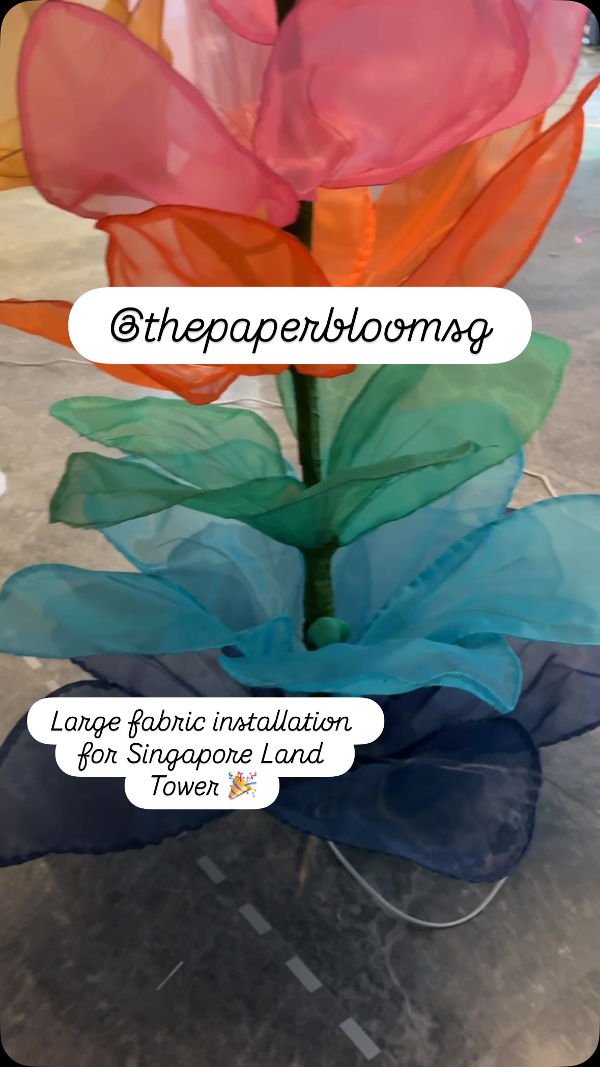Large colourful fabric installation for Singapore Land Tower✨🎉✨#thepaperbloomsg #largeinstallation #eventdécor #sustainableflowers #ecofriendlyandreusable