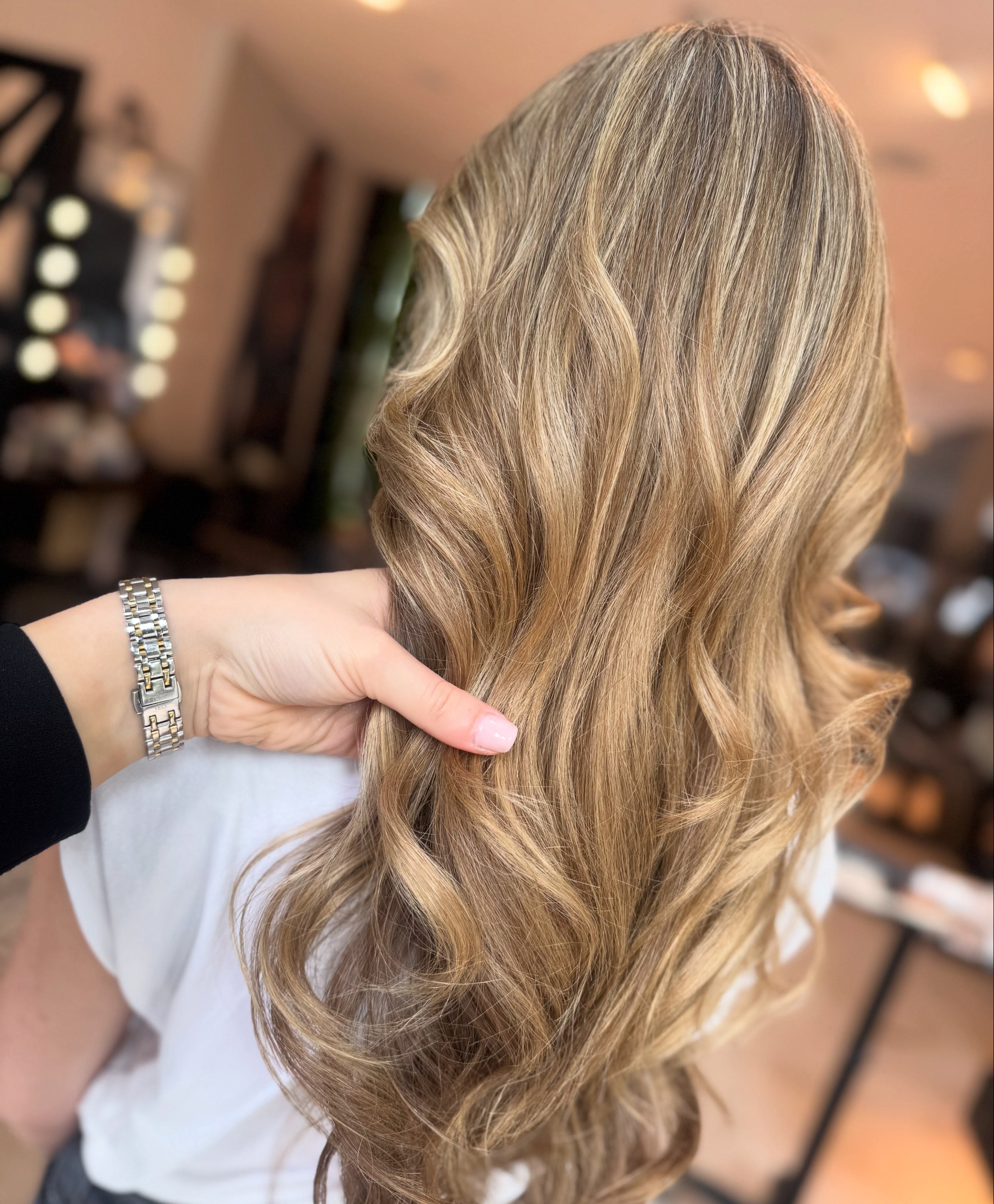 Subtiele kleuring, een prachtige glans en een frisse, natuurlijke look. 💛 Ben jij ook toe aan een nieuwe uitstraling? Maak dan snel een afspraak en laat jouw haar stralen!
#Highlights #HighlightedHair #BlondHighlights #HairGoals #HairTransformation FreshHair HealthyHair HairInspo Balayage BlondeHair HairStylist Kapper Kapsalon HairLove ShinyHair Beauty HairColor Nederland SalonResult NewHair