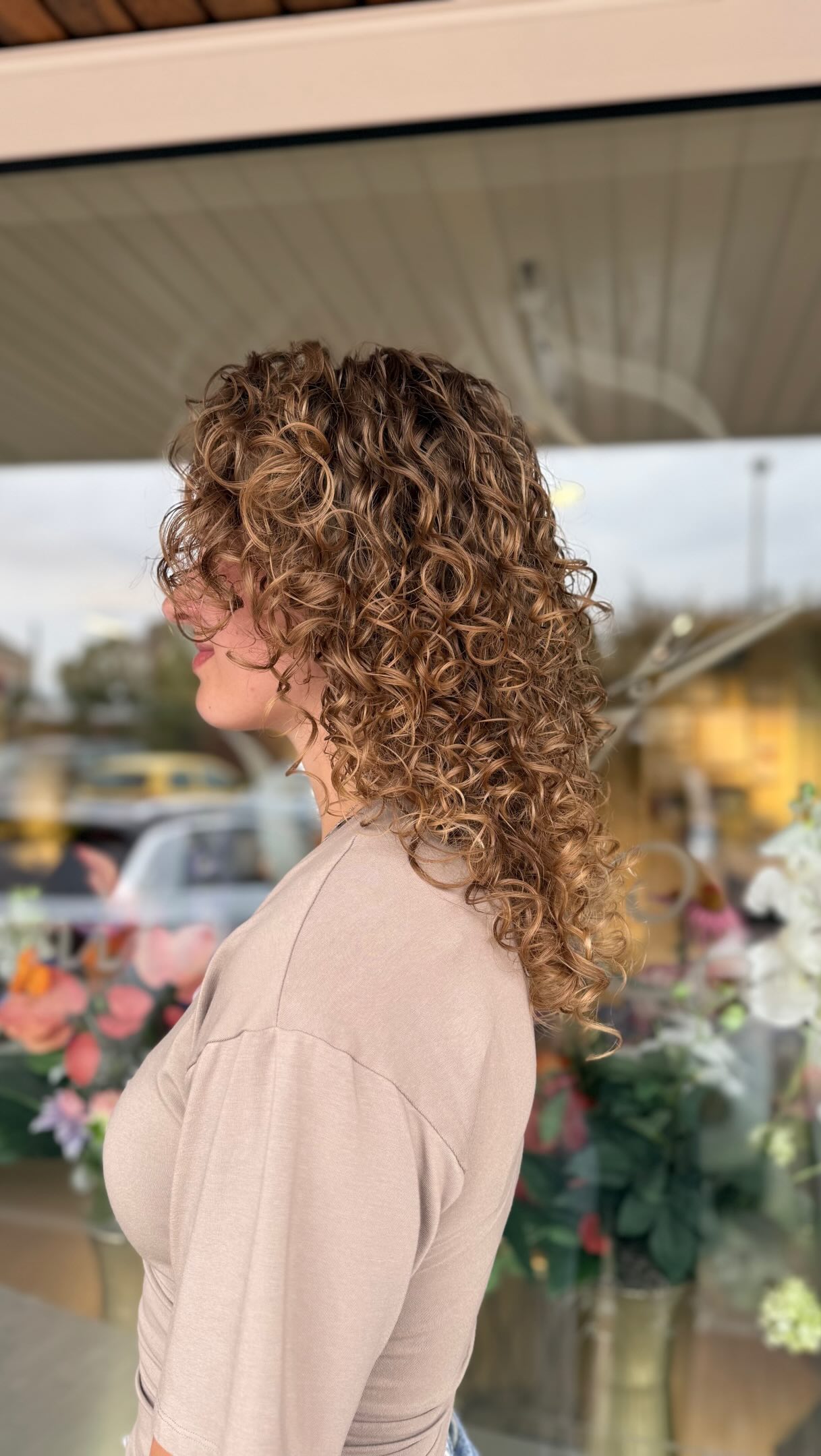 Kan een goede knipbeurt echt zoveel voor krullen betekenen? Ja zeker!
Deze krullen hadden dunne bundels en pluisde heel erg, maar waren ook fut en volume loos. Dit komt ook door de build-up, maar ook door het model wat deze dame had.
Het resultaat mag er ook zeker zijn! ๐
#krullenkapper #krullenknippen #curlygirlmethode #cg