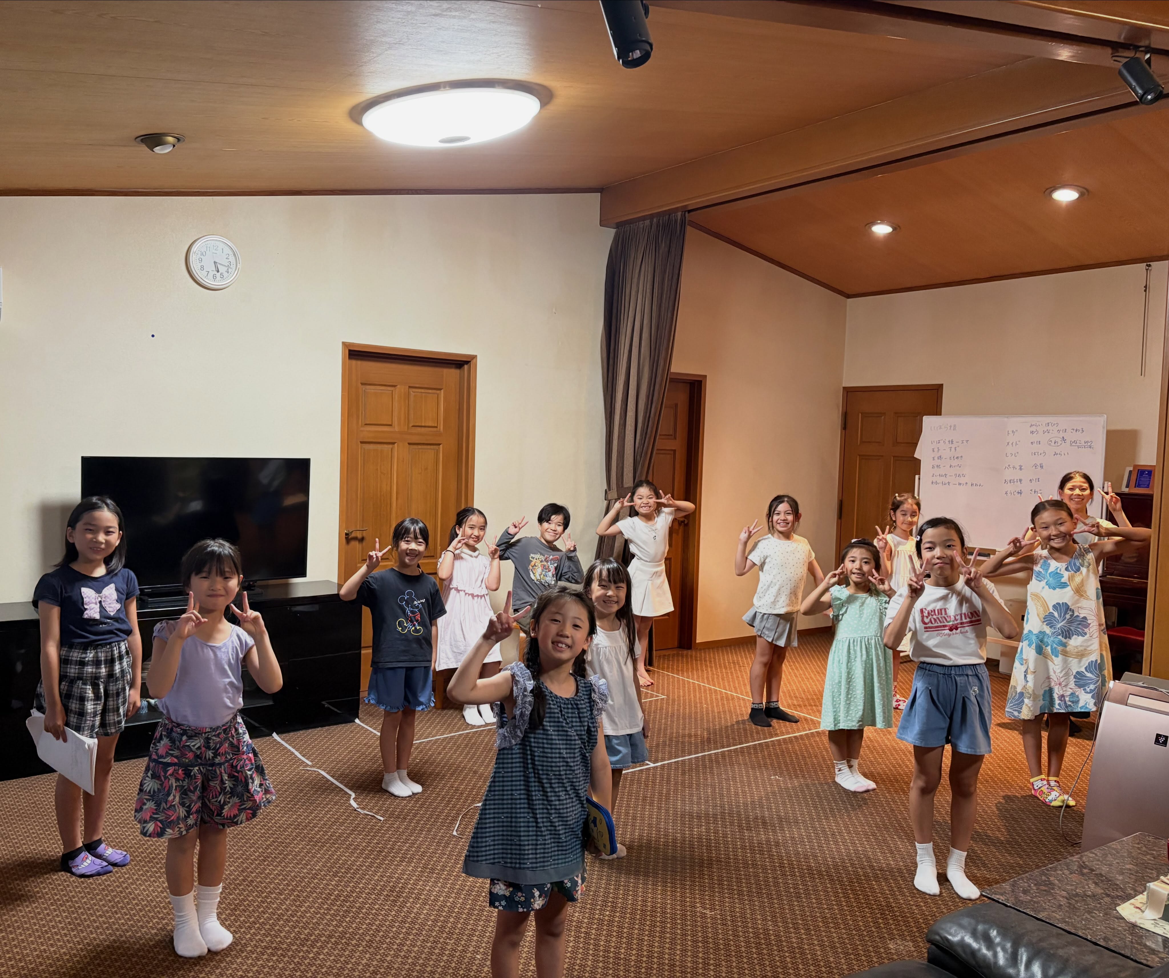 こちらは「水曜日クラス」💁♀️
来年3月の公演に向けて
キャストも決まり立ち稽古が始まりました
名古屋は暑すぎる日が続き
「アイス&おせんべい」休憩や足りなくなっても心配しないで「お茶飲んでー」と言って涼を取りながらのレッスンですが、
ささっと食べて自主練をしてくれます🥰