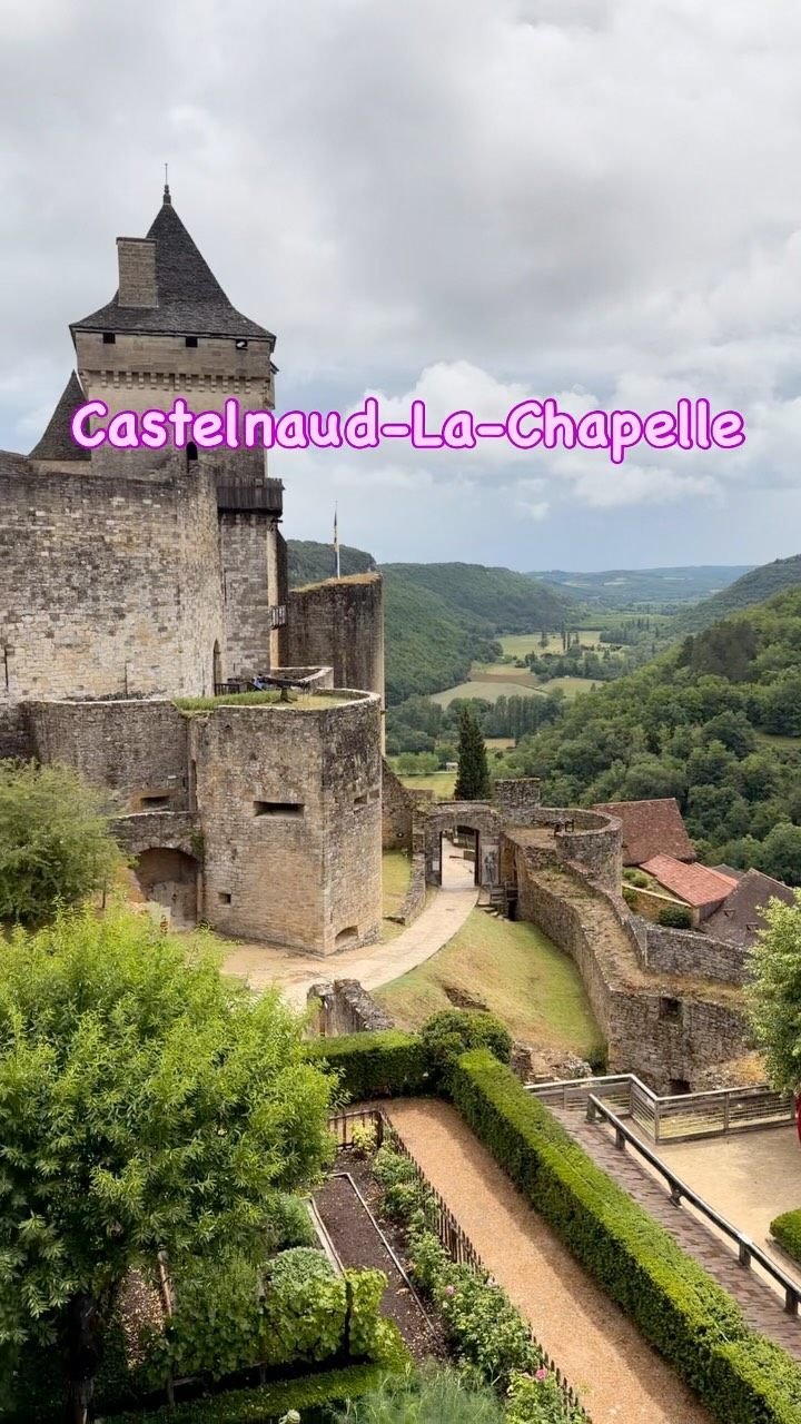 Castelnaud castle and armoury. A fantastic stop you can make on our Vezere Valley walk. #castelnaudlachapelle #inntoinnhiking #dordogne #frenchcastles #hiking