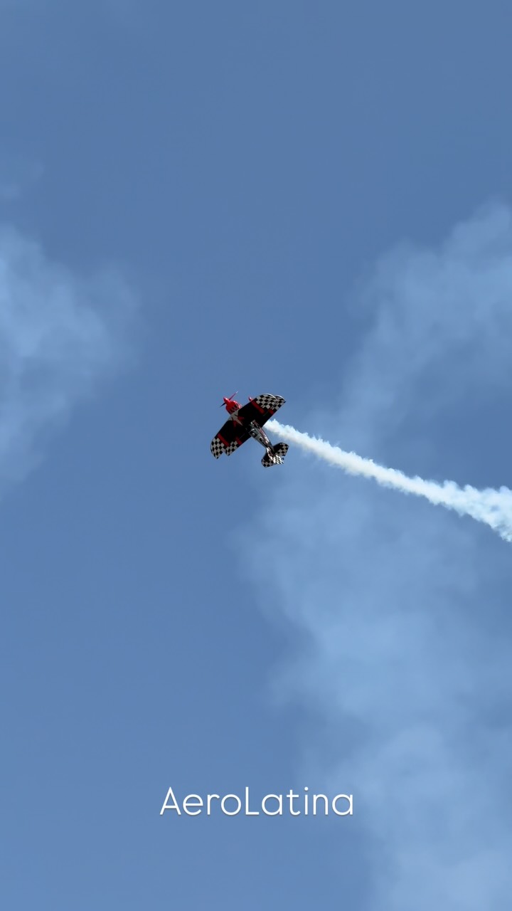 Skip Stewart realizando sua incrível demonstração a bordo do “Prometheus” um Pitts S-2S modificado, durante a EAA AirVenture Oshkosh 2026.
#aviation #aviationlovers #skipstewart #avgeek #oshkosh