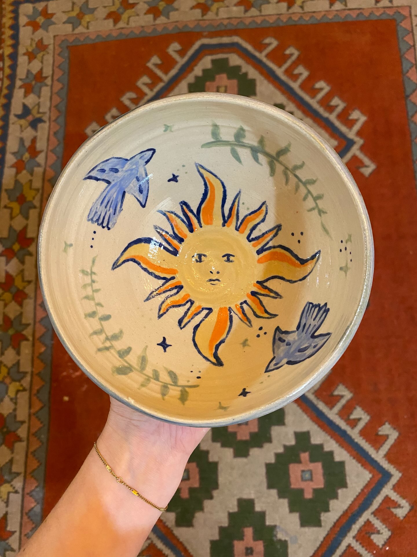 Petite sélection de vos bols et de la précision qu’il faut pour peindre sur une surface arrondie 🐦⬛
#cafeceramique #ceramicstudio #ceramiclovers #grès #engobe