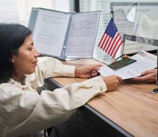 Propuesta para aumentar 75% el costo de la ciudadanía en EE. UU.: de $760 a $1,330. ¿Qué significa esto para las familias que buscan la naturalización? Link in Bio #Inmigración #Ciudadanía #Noticias #Política