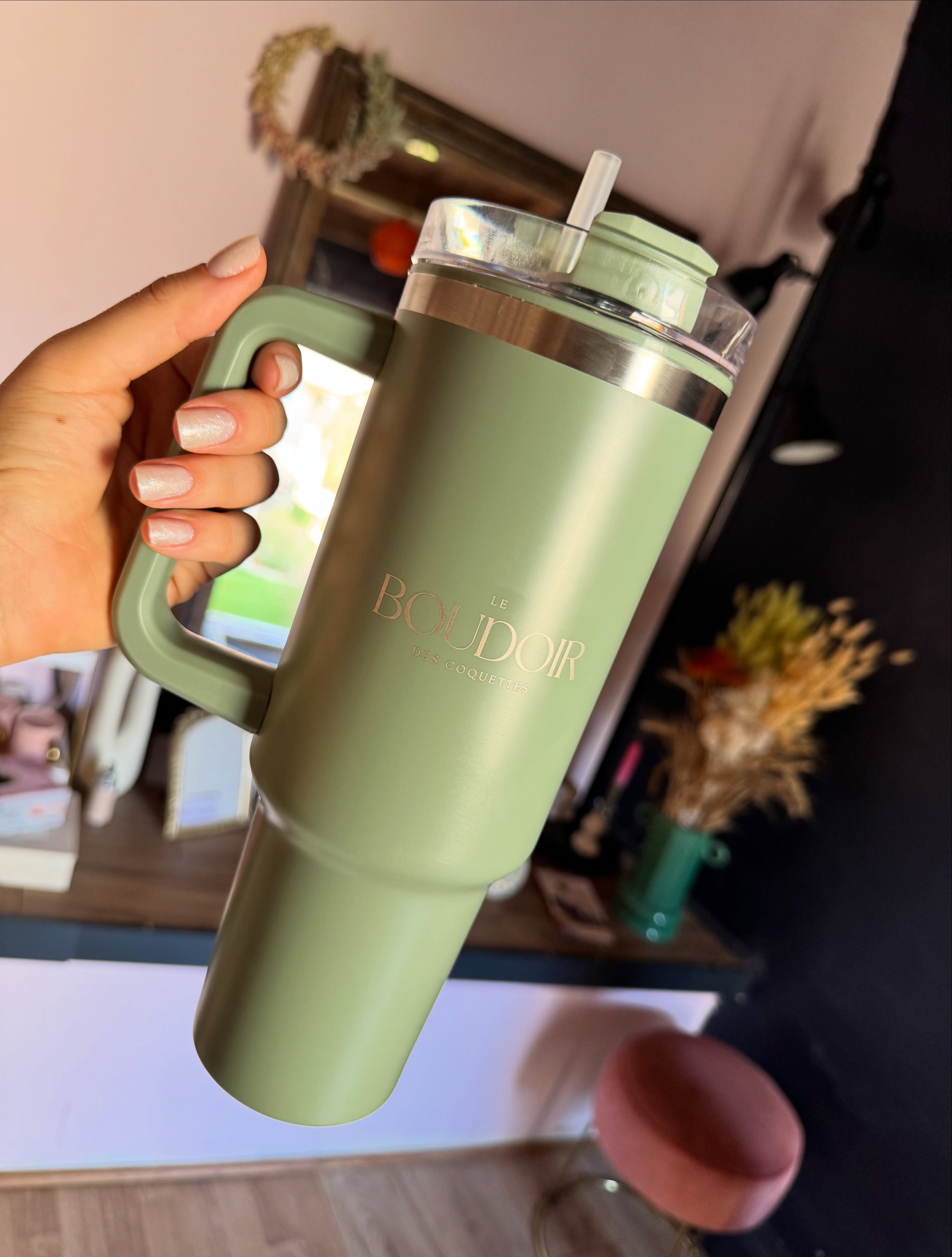 La Collection, c’est parti 🤗
Pour ouvrir ce nouveau chapitre, j’ai choisi un objet du quotidien : un mug isotherme, gravé du nom du Boudoir, pour emporter un peu de cet univers avec vous, en balade, au sport, ou tout simplement chez vous.
Il est disponible dès à présent au Boudoir, en édition limitée, à 39,90€ (seulement 8 exemplaires disponibles)
Et si cet article vous plaît, sachez que d’autres viendront compléter La Collection au fil des saisons…
Alors n’hésitez pas à me dire ce que vous aimeriez y retrouver, c’est aussi un peu la vôtre 🤍
Mais déjà dites moi, vous en pensez quoi de cette idée ?!!
——
Morane - prothésiste ongulaire
Beauté des mains et des pieds
Soin des ongles
Manucures et pédicures à Sancerre