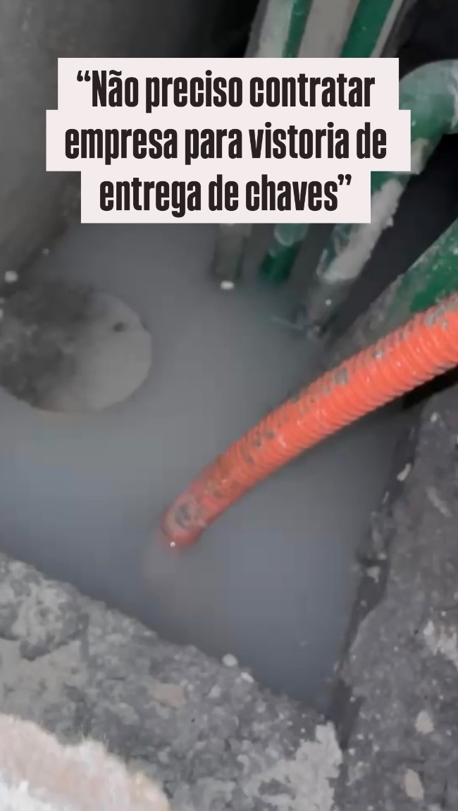 Vistoria de imóvel novo não é conferir se a pintura está bonita. É identificar o que só um profissional técnico enxerga:
- infiltração que ainda não manchou a parede, mas já está ativa;
- trinca que parece estética e na verdade indica recalque de fundação;
- tubulação instalada fora de prumo que vai vazar em dois anos;
- acabamento que esconde uma finalização malfeita da estrutura.
Leigo assina e recebe as chaves. Se o problema aparecer depois, a construtora alega uso indevido, prazo de garantia vencido, ou que “não é problema estrutural”. Sem laudo técnico no ato da entrega, não existe prova do que já estava errado antes da mudança.
A JM Arquitetura e Licenciamento faz esse laudo antes da assinatura do termo de entrega, documenta o que está fora do padrão construtivo e do memorial descritivo, com respaldo técnico para exigir correção da construtora.
#vistoriadeimóvel
#imovelnovo
#entregadechaves
#vistoriaimobiliária