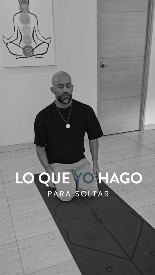 💬 Muchos me preguntan qué hago yo para descargarme.
Esto.
Lo que ves acá es mi propia práctica —no una demostración para cámara.
Ninguna de estas posturas la planeé. Salen de escuchar al cuerpo y hacer lo que pide, dejando la razón a un lado. Así se siente cuando el cuerpo ya sabe regularse solo: no piensa el movimiento, lo encuentra.
La resonancia corporal no es una cura. Es una herramienta que aprendes a usar cuando la necesites. Yo también me cargo, también acumulo, también necesito soltar. Y uso lo mismo que enseño —no como terapeuta, como persona.
Déjame un comentario y te enseño cómo hacerlo.