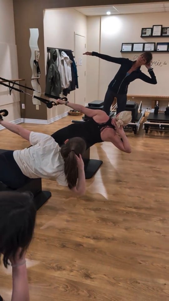 Que vous veniez à pied, en voiture ou à vélo, merci pour votre fidélité tout au long de notre Défi d'été!
Même en profitant de la belle saison, vous continuez de faire de votre bien-être une priorité. Grâce au Pilates, vous développez votre force, votre mobilité et votre équilibre, tout en prenant soin de votre santé.
Bravo pour votre engagement et merci de nous faire confiance. C'est un réel plaisir de vous accompagner vers un mieux-être.
#prendresoindesoi❤️ #pilatesgirl #santebienetre #pilatessummer #mieuxetre