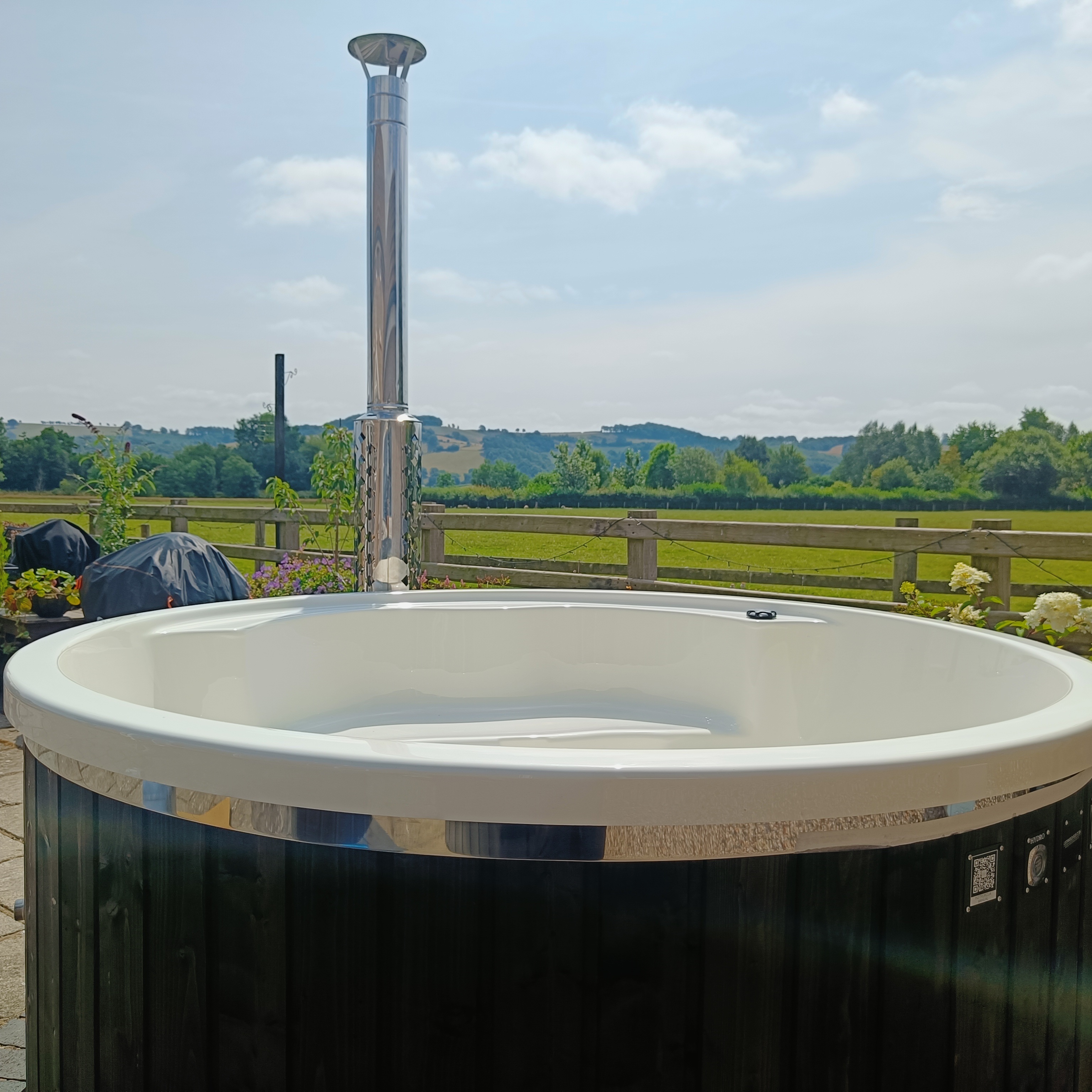 We're loving this photograph of a very lucky new owner's beautiful Burford! What better place to enjoy those stunning views 🔥 Thank you so much to the Hendley family for sharing! 😍
#CotswoldEcoTubs #woodfiredhottub #woodburninghottub #GardenGoals #summervibes