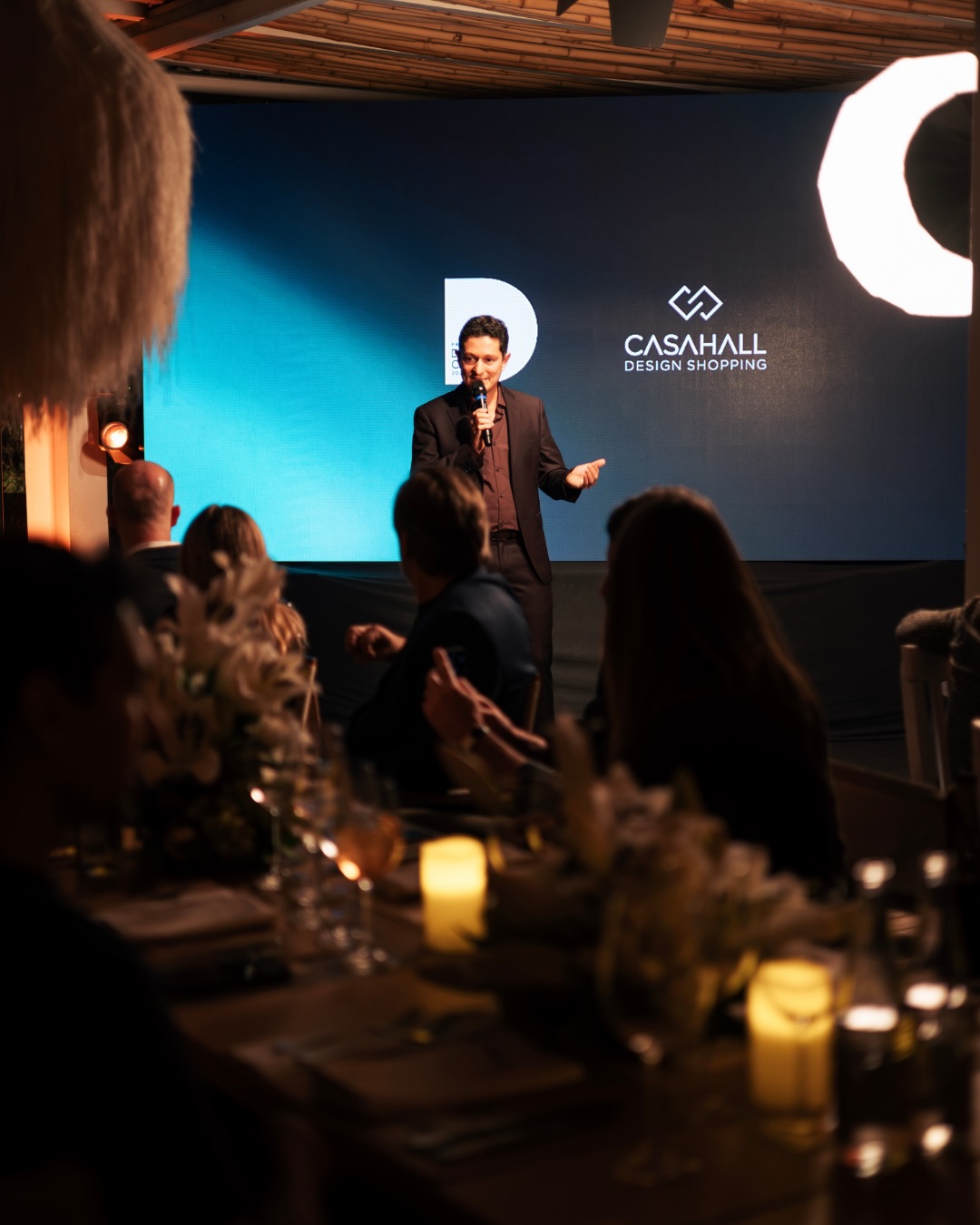 Uma noite para reconhecer trajetórias, celebrar conquistas e inspirar novos ciclos.
A cerimônia de premiação do Design Club 2026 reuniu, na noite de ontem (22) no Bistrô do Felissimo Exclusive Hotel, profissionais, lojistas e convidados para celebrar mais um ciclo de realizações, fortalecendo conexões e reconhecendo aqueles que se destacaram ao longo do ano.
Confira alguns registros desta noite especial.
