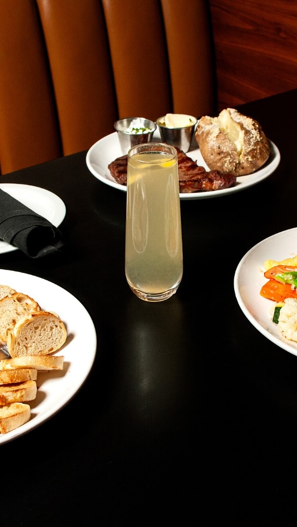 Come grab dinner tonight at the Carvery! Craft cocktails & relishes bites await you✨
.
.
.
#thecarvery #pineave #longbeach #restaurant #dinner