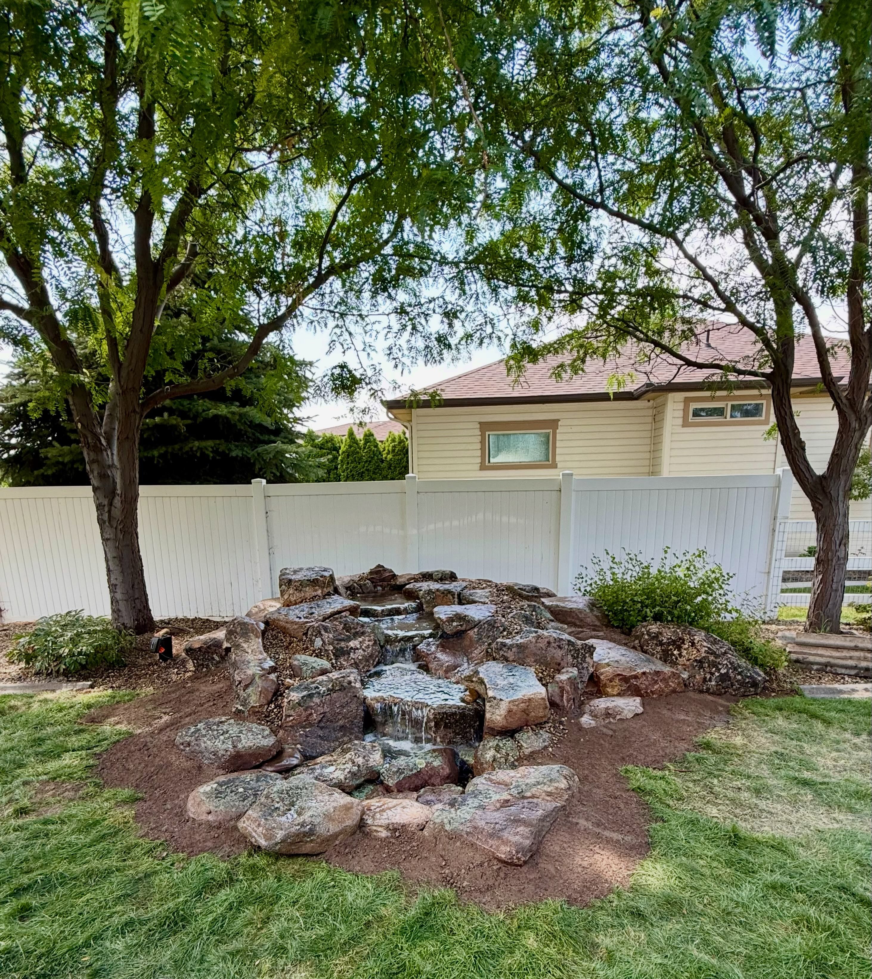 Small space, big impact. π₯
Canβt wait to see this with lights, then add some hostas, creeping jenny and maybe a Japanese maple?! The ideas are endless! ππ»ππ»ππ»
#pondlesswaterfeature #waterfall #idaho #backyardoasis #nampaidaho