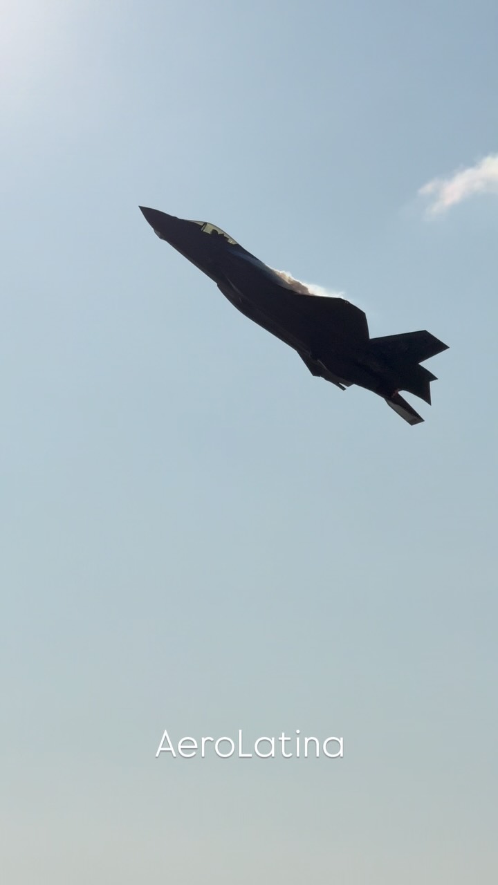 Caça F-35 Lightning II em duas belas passagens durante o EAA AirVenture Oshkosh 2026.
#aviation #aviationlovers #avgeek #reels #oshkosh