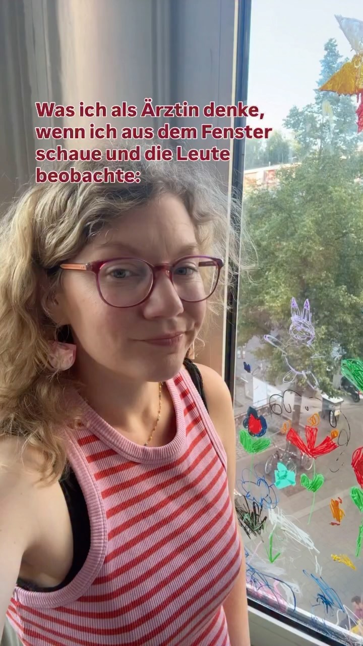 Tatsächlich sitze ich gerne an meinem Wohnzimmerfenster und schaue nach unten in die Menschenmenge. Ich lebe umringt von Cafés & Bars und von früh bis spät ist da unten viel los. Und als Mama von 2 kleinen Kindern ist seit 7 Jahren nicht mehr viel mit Ausgehen zurzeit.
Aber sicherlich suche ich keine Diagnosen in der Menge. Nur statistisch gesehen werden einige Menschen von bestimmten Krankheiten oder Beschwerdebildern betroffen sein. Ob sie es wissen oder nicht.
Das sagt die Statistik - wohl wissend, oft sind die Studiendaten sehr dünn und teils auch Schätzungen zur groben Einordnung:
10-15% PMOS
10% Endometriose
20-30% PMS
30-50% Inkontinenzprobleme nach vaginalen Geburten
1-10% und mehr Vaginismus
66 % Wechseljahresbeschwerden, die Hälfte davon stark
Aber sprechen darüber im Alltag, werden möglicherweise nicht allzu viele. Einige werden gar nicht wissen, dass sie betroffen sind, aber dennoch leiden - ohne, die Hilfe zu bekommen, die sie bräuchten. Und Leid auf den ersten Blick ansehen, tut man den wenigsten Menschen.
Daher ist es wichtig, dass es Orte gibt, wo man darüber sprechen kann. Ernst genommen wird. Hoffnung geschaffen wird. Auf die Suche nach Ursachen gegangen wird. Auf Augenhöhe. Unsere Praxis @gynzwei soll genau solch ein Ort sein. Sensible Gynäkologie für sensible Themen.
Wir freuen uns auf dich. 🌺
#frauenärztin #gynäkologie #frauengesundheit #praxis #hamburg