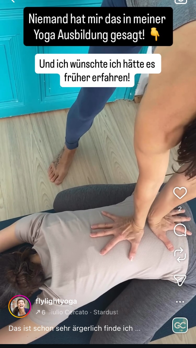 Das ist schon sehr ärgerlich finde ich! Wenn ich das als Yogalehrerin vorher gewusst hätte, wäre ich besser vorbereitet gewesen im Unterricht.
Was so einfach aussieht, ist nämlich überhaupt nicht leicht. 🙈
Hands-On Assists sind für fast alle Yogalehrende eindeutig eine große Herausforderung.
Vor allem wenn man frisch aus einer Ausbildung kommt.
In einer 200 Std. Grundausbildung ist dafür leider oft viel zu wenig Zeit.
Und selbst wenn Zeit dafür ist bzw. gemacht wird, dann fehlt meist diese wichtige Info:
Das Wichtigste bei einem Hands-On Assist ist nicht die Frage:
„Wo lege ich meine Hände hin?”
Sondern diese 3 Dinge;:
⚠️Hab ich vorher deutlich um Erlaubnis gefragt?
⚠️Habe ich eine klare Intention für diese Berührung?
⚠️Habe ich wirklich genug Zeit für eine achtsame Berührung inklusive Atmung und anschließende Integration.
Es gibt viele verschiedene Intentionen bei Hands-On:
Ausrichten, Verlängern, Vertiefen, Erden, Balance …
❓Welche Intention bei welcher Asana wirklcih Sinn macht und wie du Schritt für Schritt dabei am besten vorgehst?
Alles das lernst du im “Hands-On Modul” am 15. + 16. August Live Online.
Und das beste:
👯♀️Bring a Friend - Kostenlos!
👩🎓Anrechenbar auf deine 300 Std. Weiterbildung Multi-Style
🎥inkl. Aufzeichnung OHNE Ablaufdatum
Interessiert dich das?
✅Kommentiere: handson
Und ich schick dir alle Infos.