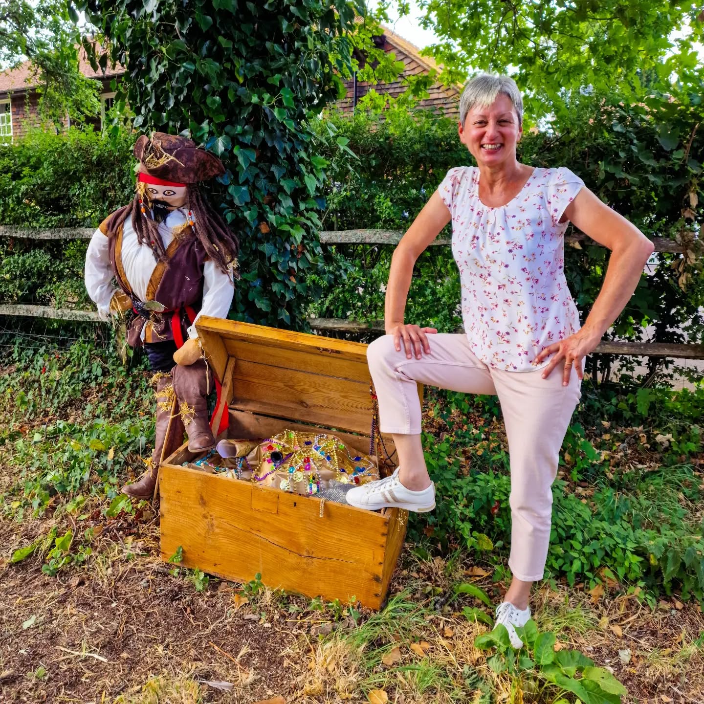 And the winner is...Jack Sparrow! Ieri pomeriggio, durante la premiazione delle varie categorie dell'Annual Flower Show, abbiamo finalmente scoperto il vincitore della Chawton Scarecrow Competition 2026, la gara tra spaventapasseri che ha visto i residenti del nostro villaggio sbizzarrirsi con creazioni davvero spettacolari e originali.
Il nostro Frodo non ha vinto, ma devo dire che sono d'accordo con la scelta della giuria, perchè la riproduzione del pirata più famoso del cinema mi aveva colpito subito: sembra davvero di vedere Johnny Depp con i capelli rasta, il tricorno e gli occhi marcati dalla matita!
Al di là del risultato, sono davvero contenta di aver partecipato a questa bellissima iniziativa, che quest'anno ha visto una grande mobilitazione di tutto il villaggio e ha sicuramente contribuito a rafforzare il senso di unità della nostra piccola comunità.
Grazie mille a Tim e a tutto il comitato del Chawton Gardening Club per l'organizzazione di questo evento e di tutti gli altri appuntamenti che rendono il nostro meraviglioso villaggio un luogo davvero stupendo in cui vivere.
E, comunque, anche se non ho vinto la gara degli spaventapasseri, mi sono consolata con il secondo posto conquistato dalle mie rose bianche nella categoria 'tre rose singole in un vaso'. Un bella soddisfazione, visto anche l'enorme difficoltà di far crescere piante e fiori in quest'estate inglese così calda e arida.
Voi siete d'accordo con la scelta della giuria?
#passionecampagnainglese #spaventapasseri #scarecrow #ScarecrowContest #tradizione