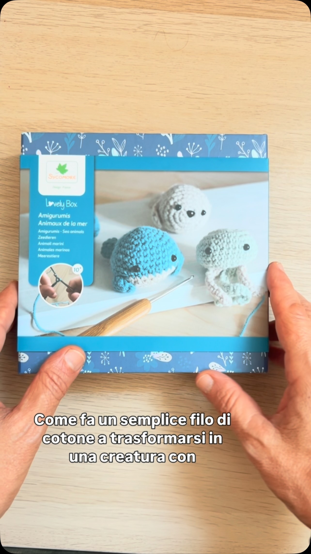 Come fa un semplice filo di cotone a trasformarsi in una creatura con un’anima? 🧶
La risposta arriva dal Giappone e si chiama amigurumi: la piccola arte di creare personaggi all’uncinetto, un punto dopo l’altro.
👉 LINK IN BIO 👈
Prima compare una forma.
Poi due occhi.
E all’improvviso quella balena, quella foca o quella piccola medusa sembra cominciare a guardarci. 🐋🦭
Con la Lovely Box Amigurumi Creature Marine di Sycomore, tutto il necessario per iniziare è già nella scatola.
Servono soltanto un po’ di pazienza e la voglia di vedere nascere qualcosa dalle proprie mani.
La trovi su Magorium.store ✨
#Magorium #Amigurumi #Sycomore #GiochiCreativi #uncinetto