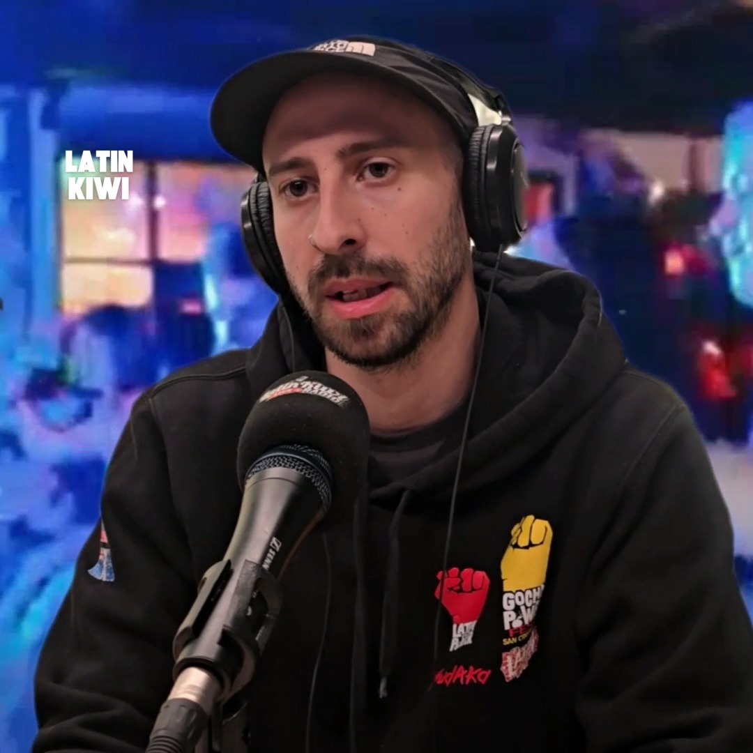 Platiqué con Mariano, de @sudakanz y @thelatinclubnz , sobre el proyecto que nació con la idea de crear un espacio donde la comunidad pudiera bailar y vivir la experiencia de un verdadero club latino en Auckland. Le pregunté cómo logran acuerdos con los venues donde realizan sus fiestas, cómo manejan la seguridad de sus eventos, de qué manera protegen su marca y qué planes tienen para el futuro. También hablamos de cómo se están adaptando a las nuevas generaciones de latinos que llegan a Nueva Zelanda con un bagaje musical y una forma diferente de vivir el entretenimiento.
¿Te gustaría conocer las respuestas a todas estas preguntas?
La entrevista completa ya está disponible en LATINKIWI YouTube. ¿Ya te suscribiste para que no te pierdas estas conversaciones de las que siempre puedes aprender algo nuevo?
🎥 ¡Suscríbete y sígueme para más contenido sobre #NuevaZelandaEnEspañol!