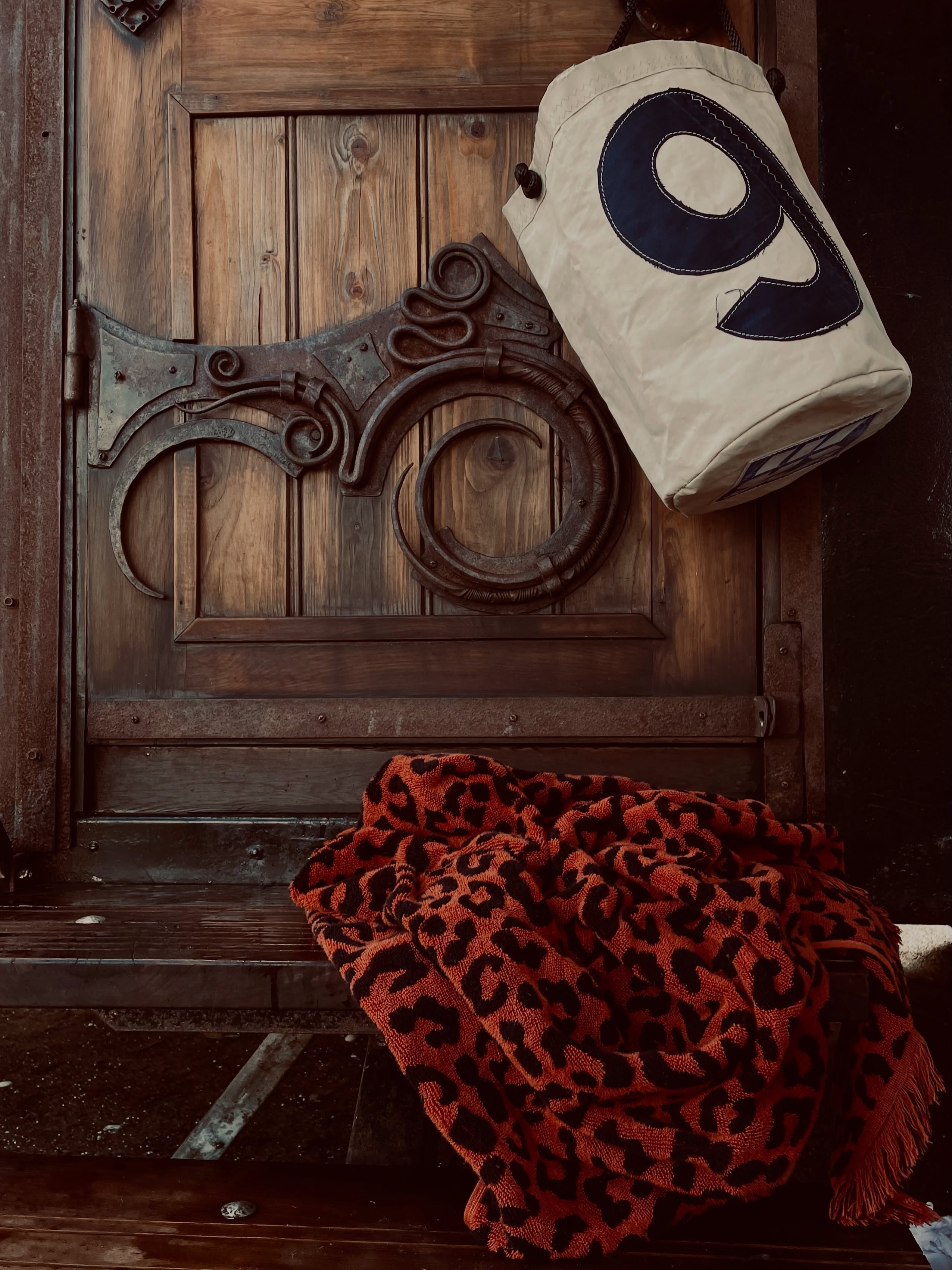 We were so relaxed and happy after our visit to @elsewheresauna and it was a perfect match for our Bucket Bags and vintage sail Duffle Bags.
These and loads of other awesome gear available now in the web store.
Link in bio.
Please feel free to Like, Share and/or Comment to spread the word!
#repurposedfabric#madeintasmania#sails#saunalife#dripbeachtasmania