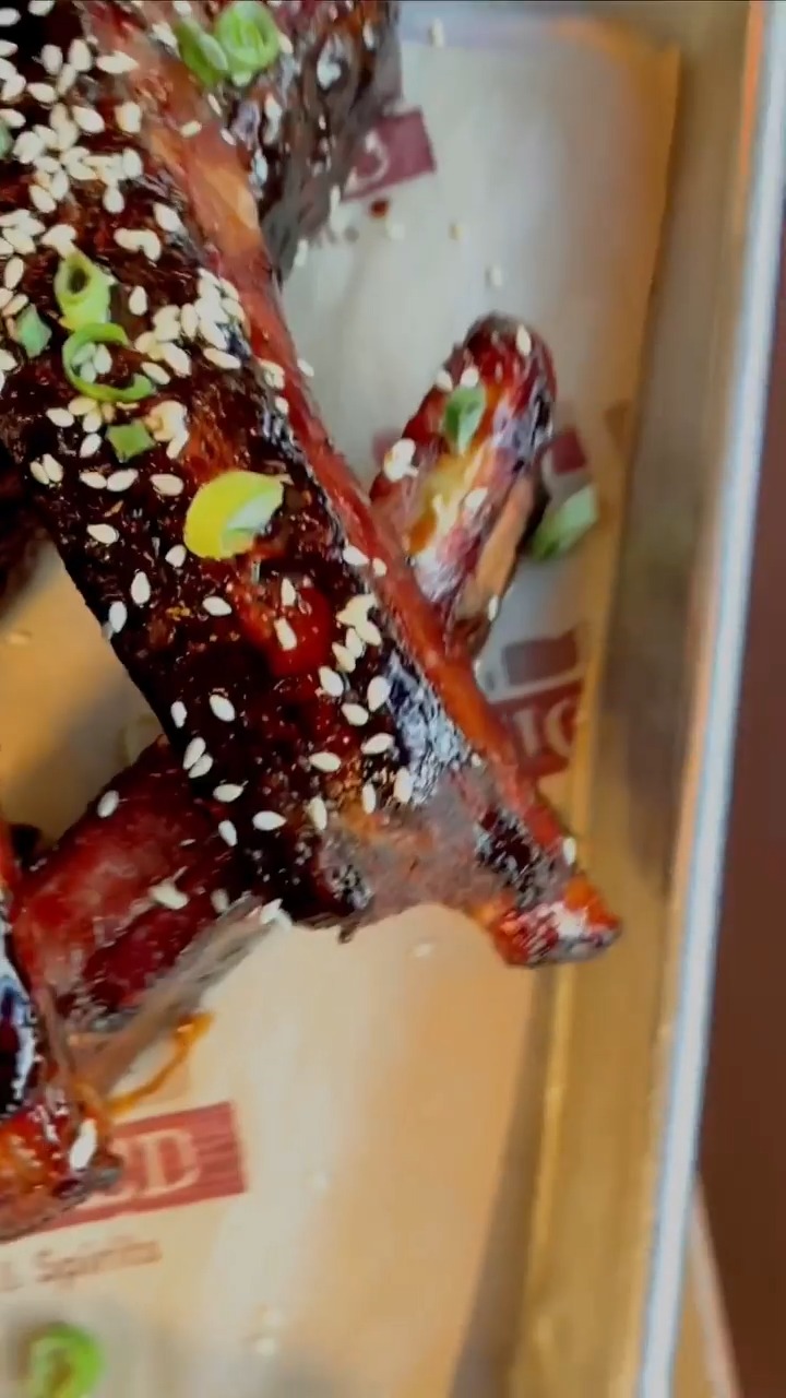 🍖 Blink... and the ribs are gone. 😏💨
If you know, you know. Grab a rack (or two) and while you're at it, check out @saucedbbq's NEW monthly specials! Every month brings a fresh lineup of limited-time bites and bold flavors, so there's always a new reason to come back for more. 🔥🤤
#stadiumpromenade #letseatoc #saucedbbq #ribs #bbqlovers #saucydelights