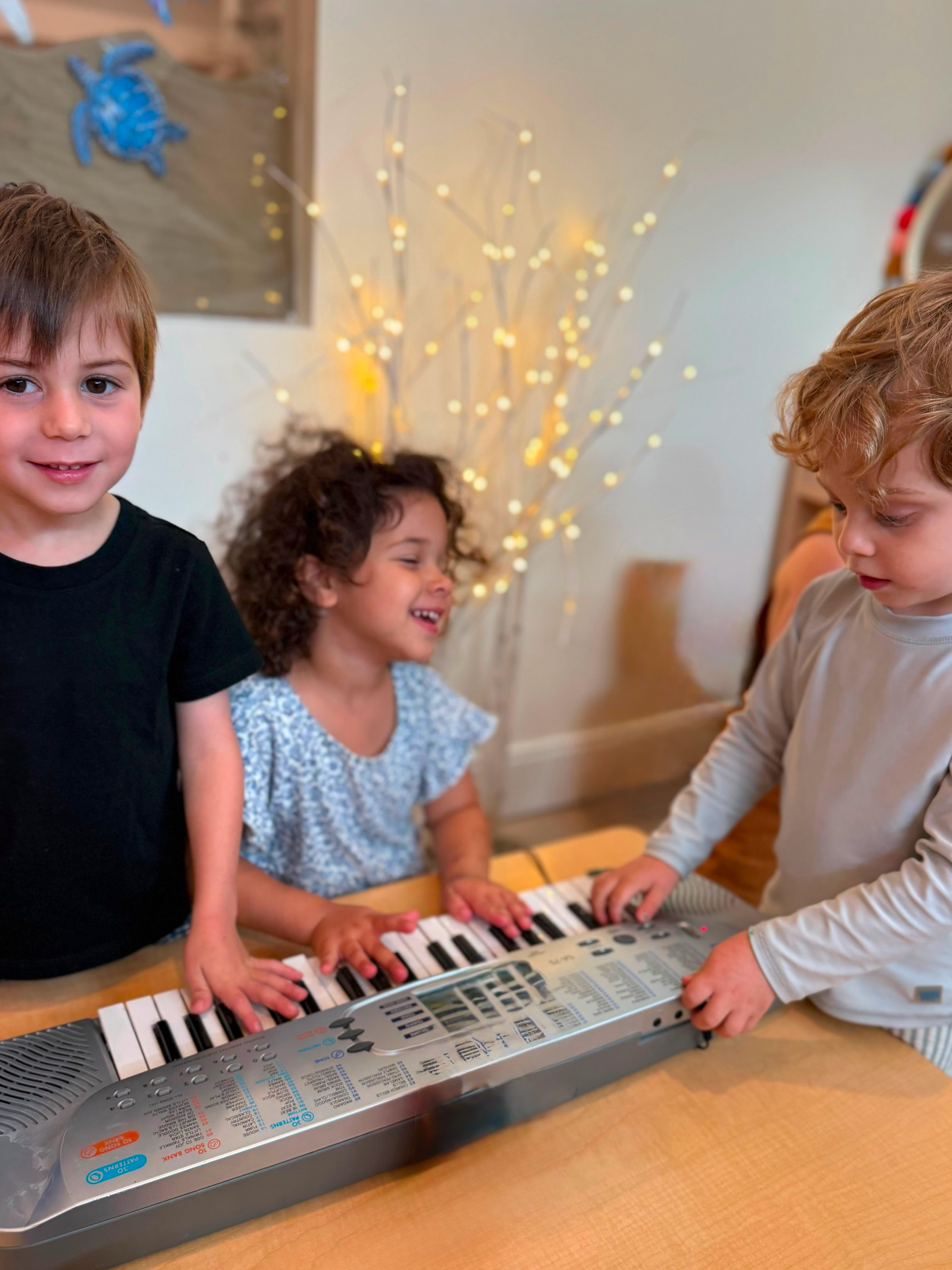 This week, we are immersed in the wonder of sound! We are discovering how sound is created, how vibrations travel, and how music can tell stories and experiences that connect us all 🎶