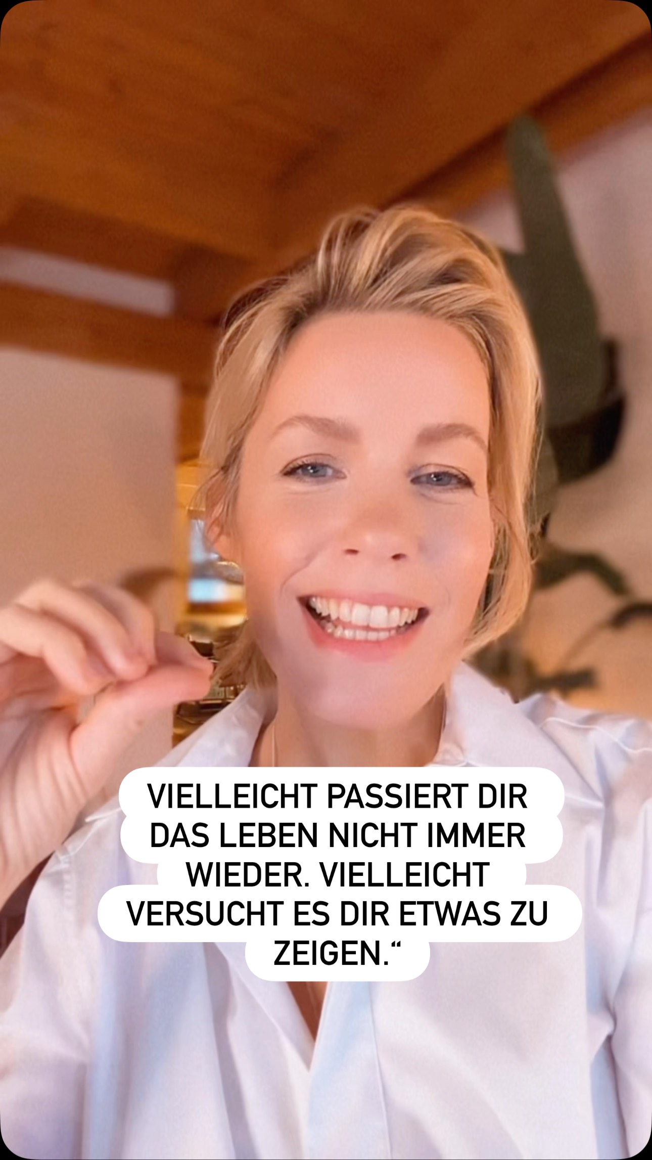 Was mich immer wieder beruhigt ist der Satz: alles zu seiner Zeit und jeder in ihrer / seiner Kapazität. Aber manchmal spüren wir es ist Zeit ein Thema anzuschauen in seiner Tiefe und das Muster dieses Themas zu erkennen.
Bevor ich mich entschieden hatte für mehr Leichtigkeit in meinem Leben habe ich immer viele Herausforderungen angezogen. Über 50 Zentimeter Narben und viele Operationen.
Vielleicht passiert dir immer wieder dasselbe. Vielleicht hast du nur die Lektion noch nicht erkannt.
Manchmal glauben wir, wir müssten etwas endlich loslassen. Dabei geht es vielleicht gar nicht darum, es loszulassen.
Sondern darum, zu verstehen, warum wir immer wieder an genau diesem Punkt landen.
Warum wir bestimmte Menschen wählen.
Warum wir uns in bestimmten Situationen verlieren. Warum uns manche Dinge viel tiefer treffen als andere.
Unsere Muster zeigen uns oft, wo etwas in uns noch gesehen werden möchte.
Und wenn wir anfangen, diese Muster wirklich zu erkennen, entsteht etwas Neues: Wir können bewusster entscheiden, statt immer wieder aus dem gleichen alten Schmerz heraus zu handeln.
Heilung bedeutet für mich deshalb nicht, dass die Vergangenheit plötzlich keine Rolle mehr spielt.
Sondern dass wir sie verstehen und in uns integrieren, sodass sie nicht länger unbewusst unser Leben bestimmt.
Vielleicht ist das, was gerade immer wieder in deinem Leben auftaucht, also nicht dein nächstes Problem.
Vielleicht ist es deine nächste Erkenntnis.
Sei liebevoll mit dir.
Zwiebelschicht für Zwiebelschicht;)
Wenn du teilen magst was bei dir immer wieder um die ecke schaut an Lernerfahrungen - sehr gerne.
“We all walk each other home”
Rumi
Umarmung aus Norwegen
Lotta