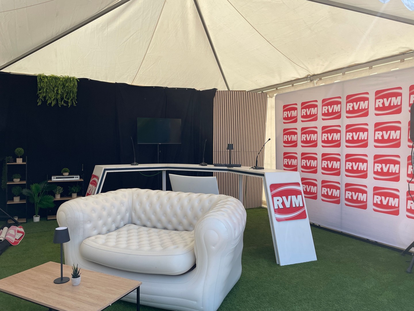 🎙️ Et si un stand devenait bien plus qu'un simple stand ?
Il y a quelques semaines, nous avons imaginé et réalisé le nouvel espace de RVM, notre partenaire de longue date, à l'occasion d'un salon grand public.
L'objectif était clair :
Créer un véritable studio radio... en plein cœur du salon.
Un lieu où l'on pouvait :
🎤 réaliser des interviews et des duplex,
🤝 accueillir les partenaires et les institutionnels,
😊 échanger avec les auditeurs,
☕ prendre le temps de discuter dans une ambiance chaleureuse.
Chaque élément a été pensé pour que ce stand soit à la fois fonctionnel, accueillant et fidèle à l'image de RVM.
Parce qu'un stand ne sert pas seulement à être vu.
Il doit donner envie de s'arrêter, d'échanger et de vivre une expérience.
Mission accomplie. 🎉
Merci à RVM pour sa confiance renouvelée.
Et vous, quel est le stand qui vous a le plus marqué lors d'un salon ?
#sconsultevents #RVM #scenographie #stand #salon #evenementiel #communication #ardennes #grandest