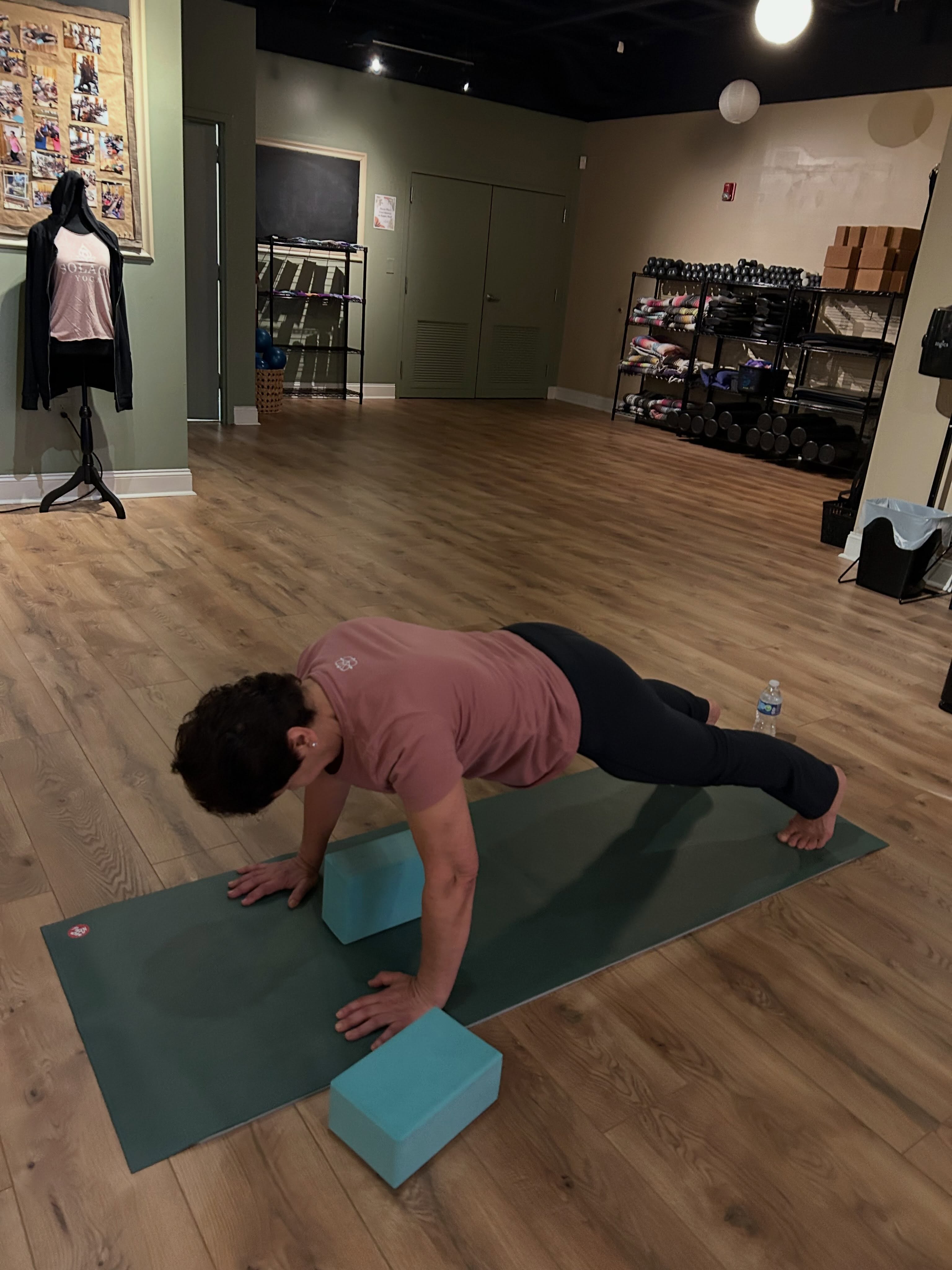 Strong body. Steady mind. đŞâ¨
High plank strengthens your core, shoulders, arms, and entire body while building stability and endurance.
Hold strong. Breathe steady. Keep showing up. #solaceyogastudio #yoga #concordnc #charlotteyoga