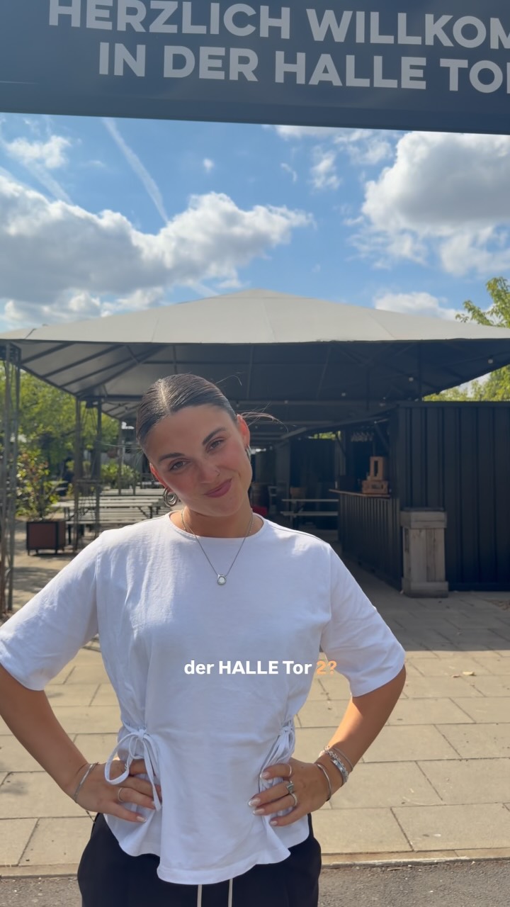 Ihr Lieben, morgen ist es soweit und das HALLE Tor 2 Weinfest *Summer Edition findet statt🍷🍇☀️
Wir sind im Endspurt des Aufbaus und freuen uns riesig auf die kommenden zwei Tage mit Euch!
Das erwartet Euch:
🍇Vielfältige Weinstände - Winzer*innen vor Ort
🍴leckeres Streetfood - passend zum Wein
🎤musikalische Live-Acts & DJs
🍷Daydrinking
☀️Indoor & Outdoor (flexible Open-Air Location)
🗓️Freitag, 24.07.2026 ab 17:00 Uhr - open end
🗓️Samstag, 25.07.2026 ab 16:00 Uhr - open end
🎟️ Ticket-Specials:
👥 4er Gruppen-Ticket: 35€ (statt 40€)
👥 8er Gruppen-Ticket: 65€ (statt 80€)
🎟️ Sicher dir jetzt noch schnell ein Ticket | Link in Bio!