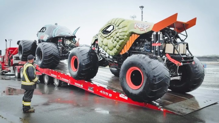 From heavy equipment to monster trucks… you never know what’s rolling onto one of our trailers next.
These monster trucks are loaded up and headed to @sswracing for the Monster Truck Show happening Thursday through Sunday!
If you’re in the area, don’t miss the chance to see these machines in action. We’ll handle the haul, you enjoy the show!
#monstertrucks #monsterjam #heavyhaul #canadatruckers