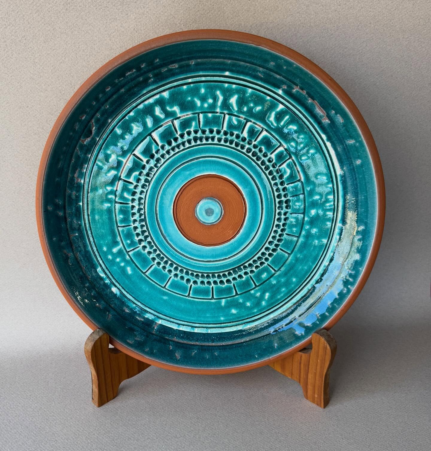 Feature Artist @lindsayhhamilton_artist ✨A valued member of the Stanthorpe Pottery Club, Lindsay creates work that’s both functional and sculptural-equally at home on a dining table or as a statement piece in your home.
Layers of deep cobalt, natural clay and flowing glazes bring Lindsay’s ceramics to life, with each piece telling its own unique story.
Visit our gallery to see Lindsay’s beautiful collection in person.
#StanthorpePotteryClub #Stanthorpe #QueenslandArtists #ClayCommunity