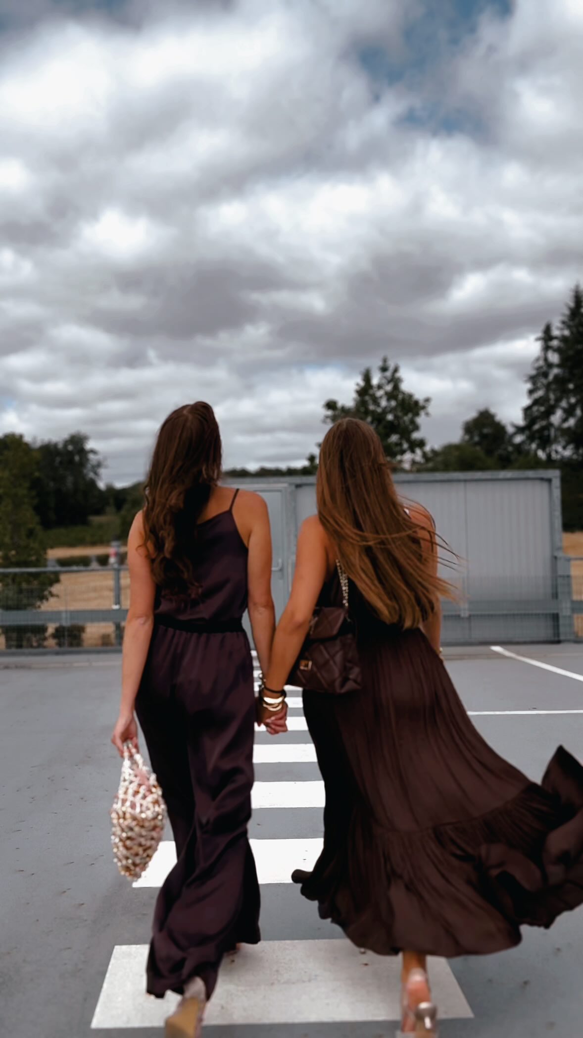 Quand LOULOU rencontre VILLE NEUVE⊠đ€đ«
La battle la plus stylĂ©e de la saison est lancĂ©e. Les teintes chocolat, pile dans la tendance du moment, sâinvitent dans vos dressings.
Team set LOULOU ou Team robe VILLE NEUVE ? đ
Votez en commentaire. âŹïž
#LOULOU #VILLENEUVE #newcollection #trendreels #fashionpost