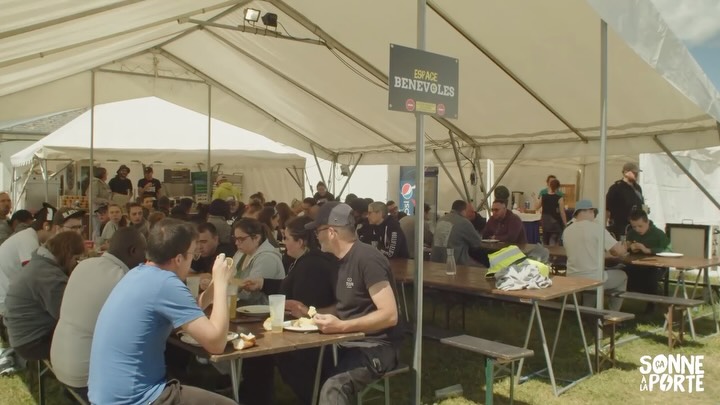 ⚡️💚 Ça sonne à la porte : c'est vous ! 💚⚡️
En 2026, publier une vidéo de 8 minutes n'est sûrement pas ce qu'il y a de mieux pour plaire aux algorithmes.
Tant pis.
Parce que CSALP, c'est avant tout une aventure humaine. Celle de toutes les personnes qui donnent de leur temps, qui accueillent, qui servent à boire, qui montent les barrières au petit matin, mais aussi de celles et ceux qui reviennent chaque année pour découvrir ou redécouvrir des artistes et partager un moment ensemble.
Cette vidéo raconte un peu de tout ça : les visages, les rencontres, les coulisses, les sourires et tous ces instants qui font la magie du festival.
Alors nous voulions simplement vous dire merci. Merci d'avoir fait de cette édition un moment aussi beau. Nous n'aurions pas pu rêver mieux.
Nous sommes profondément reconnaissants et conscients de la chance que nous avons de vivre cette aventure à vos côtés.
❤️ Et tant pis pour les robots.
𝐑𝐃𝐕 𝐥𝐞𝐬 𝟏𝟏, 𝟏𝟐 & 𝟏𝟑 𝐣𝐮𝐢𝐧 𝟐𝟎𝟐𝟕 𝐩𝐨𝐮𝐫 𝐥𝐚 𝟐𝟎𝐞̀𝐦𝐞 𝐞́𝐝𝐢𝐭𝐢𝐨𝐧 !
🎵 Treaks / Shame / Julien Granel
🎬 Réalisation : Yvan Cahagne
@villeevreux ⚡️ @evreuxportesdenormandie ⚡️ @eureennormandie ⚡️ @mairiedegrossoeuvre