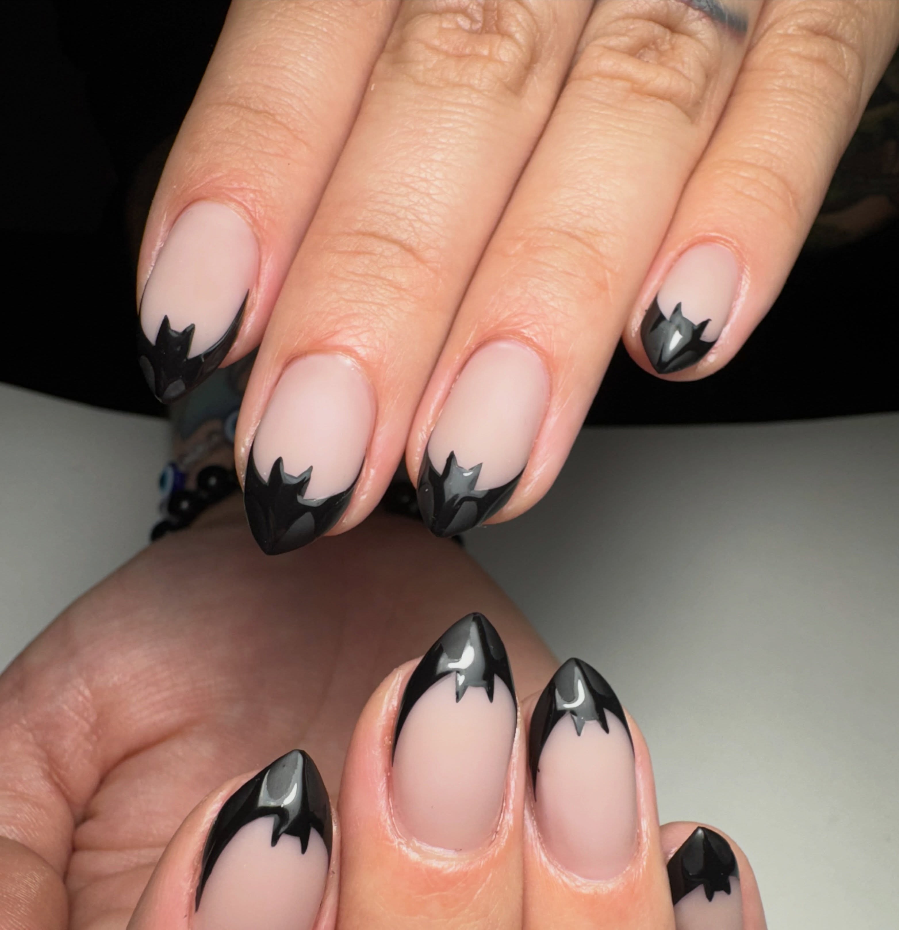 Batty nails for a baddie 🦇🦇🦇
Prep @ericasata
Color @kokoistusa Blackest black
#nails #bat #frenchnail #batfrenchnails #nailvira