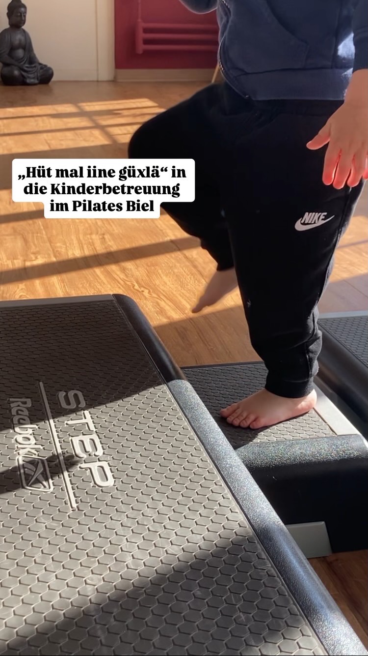 Einfach mal Mäuschen spielen im Freispiel der Kinderbetreuung vom @pilatesbielbienne !
Viele verschiedene Lernerfahrungen sammeln die Kinder zwischen 5 Monaten und 5 Jahren in der vorbereiteten Bewegungslandschaft mit unterschiedlichstem Spielmaterial.
Jedes Kind tut das, was gerade in der Entwicklung dran ist und setzt sich Herausforderungen selbst. Ich beobachte dabei aufmerksam und begleite, wenn sie es nicht selbstständig schaffen.
Zwischendurch erholen sie sich bei einem Znüni.
Die Eltern machen im Nebenraum Pilates. Oder aber sie gönnen sich Me-Time in der Stadt oder effiziente Erledigungen ohne Kind. 😉😅
Wann? Dienstag Vormittag 9-10 h oder 10:15-11:15 h
Wo? Oberer Quai 51, Biel (zwischen Stadtpark und Bibliothek)
Wie? Fixer Platz in einer Gruppe von 3-4 Kindern
Anfragen nach freien Plätzen bitte per Mail an info@pilates-biel.ch