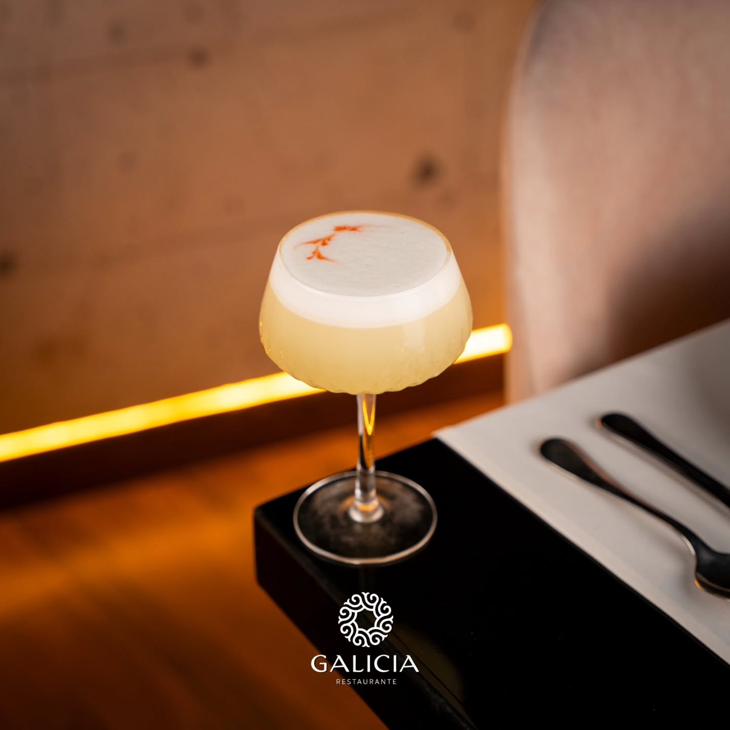 🇵🇪Esta semana celebramos el Día del Perú con un auténtico Pisco Sour 🇵🇪
En Galicia rendimos homenaje a nuestra tierra brindando con el cóctel que representa al Perú.
Nuestro Pisco Sour, preparado con un pisco de excelencia, destaca por su equilibrio, frescura y el sabor inconfundible de la tradición peruana.
✨ Celebra con nosotros las Fiestas Patrias y disfruta de un Pisco Sour hecho para brindar por el Perú.
¡Te esperamos en Galicia Restaurante!
📍 Av. Manuel A. Odría 1636, Tacna
📞 Reservas: 907 687 688
❤️🤍❤️
#GaliciaRestaurante #FiestasPatrias #DíaDelPerú #PiscoSour #PiscoPeruano SaludPorElPerú CocteleríaDeAutor Tacna Perú CelebremosJuntos