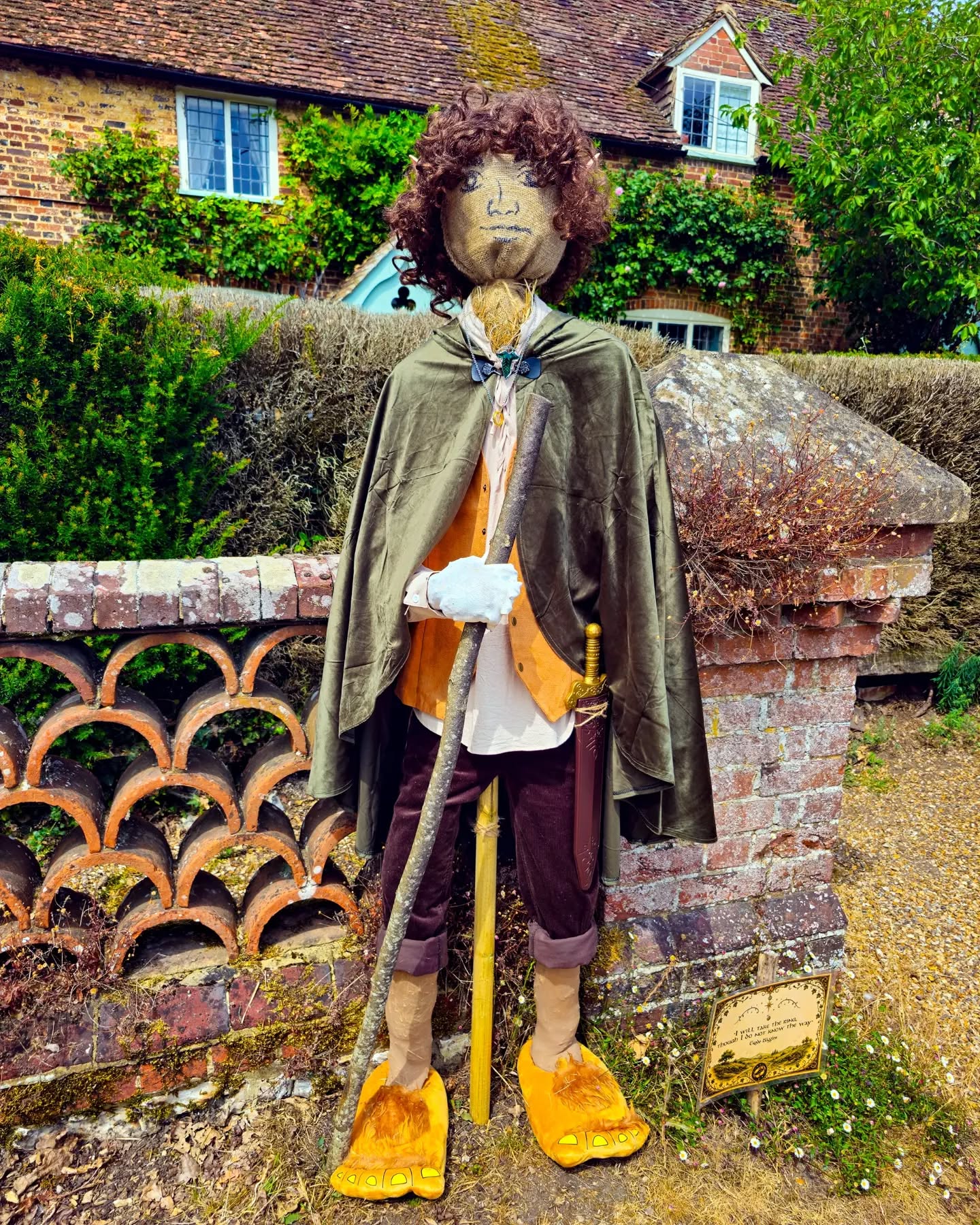 Quale vi piace di più? Il grande giorno è arrivato...oggi pomeriggio scopriremo chi è il vincitore della Chawton Scarecrow Competition 2026, la gara biennale di spaventapasseri che, come sempre, ha coinvolto gran parte del nostro villaggio.
Il tema di quest'anno era "Personaggi dei Film" e devo dire che i villagers si sono davvero sbizzarriti con la fantasia. In queste foto potete vedere alcune delle creazioni più belle, anche se in giro per il villaggio ce ne sono tante altre.
Finalmente, posso anche riverlarvi il nostro personaggio...lo riconoscete? È Frodo Baggins, uno dei protagonisti del Signore degli Anelli, con tanto di anello del potere, orecchie a punta e spilla elfica. Mio marito è da sempre un grande appassionato di Tolkien (lui dice che è stato proprio Tolkien a farlo innamorare della campagna inglese) e la nostra zona assomiglia sicuramente alla Contea degli hobbit (The Shire), che non a caso era ispirata proprio ai villaggi della campagna inglese, quindi la scelta ci è sembrata davvero appropriata.
Noi siamo molto soddisfatti del nostro Frodo, ma devo riconoscere che alcuni spaventapasseri sono davvero belli e creativi, quindi la competizione sarà dura...
Insomma, come si dice...vinca il migliore!
Se toccasse a voi votare, quale scegliereste?
#passionecampagnainglese #spaventapasseri #ScarecrowChallenge #scarecrow #campagnainglese tradizione villagelife villagelifestyle VillageTradition ScarecrowContest chawton lordoftherings frodobaggins tolkien ilsignoredeglianelli
