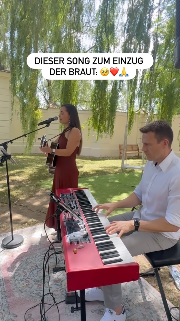 ‚Flaws‘ von Calum Scott ist wohl einer meiner neuen Favorites zum Braut-Einzug. 🥹🫶 Was für ein unfassbar schöner Song - liebe es auch, wie die Dynamik im Chorus nochmal hinuntergeht und man aus diesem Moment so viel Emotion rausholen kann. 🙏 Diese Hochzeit hat übrigens im wunderschönen @schlossgurhof stattgefunden und der liebe @yuchs hat mich wie immer fantastisch am Klavier begleitet ❤️