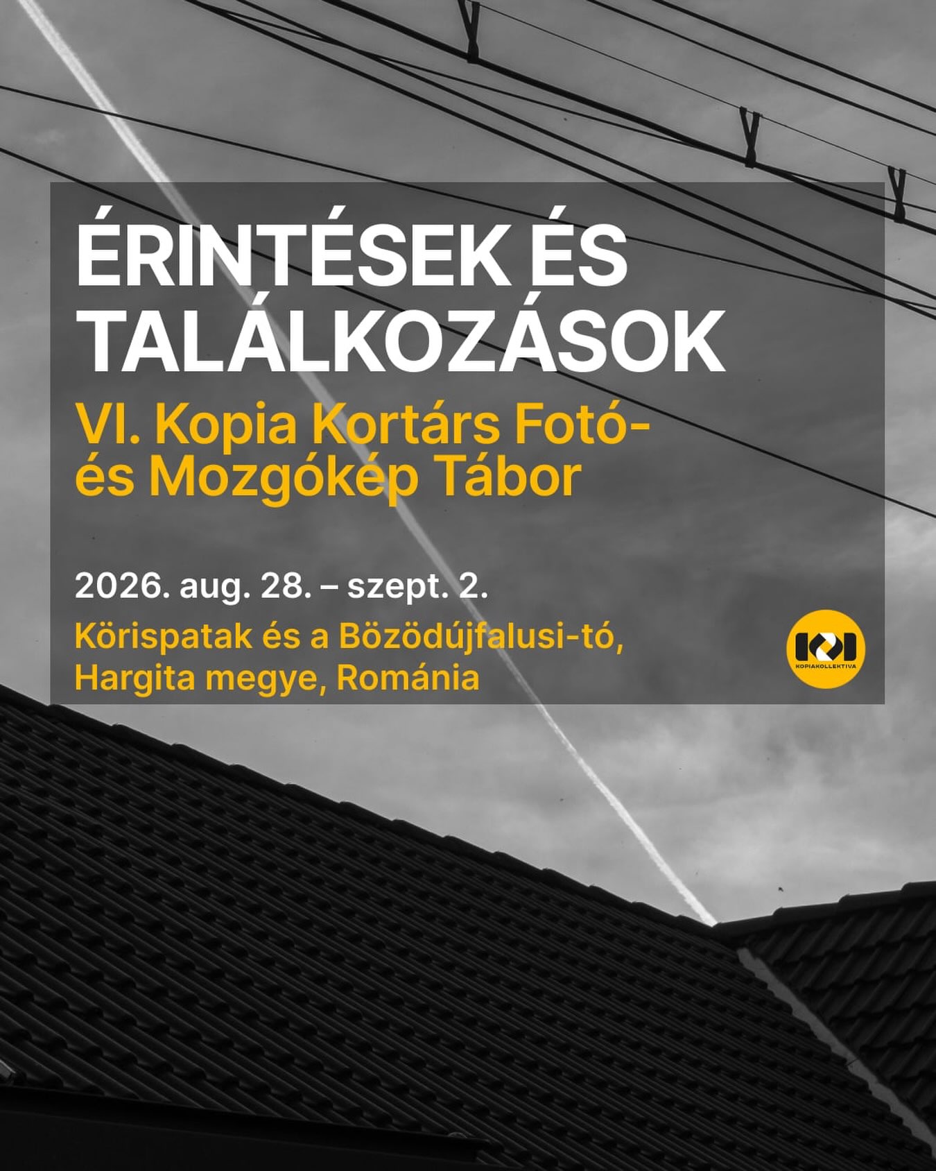 🏕️Az Érintések és találkozások idei táborunk hívószava. Öt nap arra, hogy lassítsunk. Hogy újra érzékelni kezdjünk. Hogy újra kapcsolatba kerüljünk a testünkkel, a természettel, egymással és azzal a belső figyelemmel, amelyből az alkotás megszületik.
Idén 3 alkotó műhelyünk lesz:
📷Fotóműhely – Kerekes Emőke és Lőrinczi Inez vezetésével
@emoke_kerekes @in_ezz
📽️📽️Filmműhely – Balla Zoltán és Torkos Márk-Erik vezetésével
@torkosmarkerik @ballazoltann
📚Biblioterápiás műhely – Gueth Péter vezetésével
@petergueth
A gyakorlati műhelyeket fotó- és filmtörténeti előadások kisérik.
A fotó- és filmműhelyekben a kamera nem tartalomgyártó eszköz, hanem a figyelem meghosszabbítása: egy lehetőség arra, hogy közelebb kerüljünk ahhoz, amit érzünk és látunk. A biblioterápiás műhely az irodalom, a szövegek és a belső képek felől közelít az intuícióhoz és az emberi kapcsolódáshoz.
Részvételi díj, amely tartalmazza 5 nap / 4 éjszakát / napi három fogásos ebédet / 3 féle alkotó műhelyt / 2 féle életvezetési műhelyt / táborzáró kiállítás nyomtatási és keretezési költsége.
Diákoknak és egyetemistáknak: 695 RON
Felnőtteknek: 1200 RON, visszatérőknek 900 RON
Napijegy: 300 RON
A felnőtt részvételi díjak 10%-át a diákok, egyetemisták részvételére fordítjuk.
Foglalóként, kifizethető 150lej előlegként, vagy a tábor teljes összege is, az alábbi bankszámlára:
Név/Nume: ASOCIATIA KOPIAKOLLEKTIVA
Cont/Számlaszám/IBAN: RO21BTRLRONCRT0T1466B801
Bank: Banca Transilvania S.A
Megjegyzéshez/Mențiuni: “Taxă de participare”
(Ha valahova szükséges az egyesületünk romániai adószáma CIF/CUI: 43466897)
Jelentkezés: a bioban található Google Forms-ban.